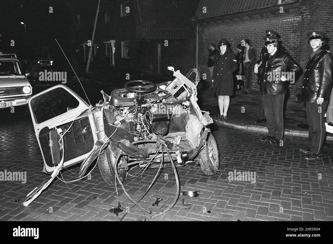 Auto in zwei Teilen Zuid-Schalkwijkerweg. Unfälle, Kollisionen, Unfälle, Haarlem, Zuid Schalkwijkerweg, Nederland, 07-03-1975, Whizgle Dutch News: Historical Images Tailored for the Future. Erkunden Sie die Vergangenheit der Niederlande mit modernen Perspektiven durch Bilder von niederländischen Agenturen. Verbinden der Ereignisse von gestern mit den Erkenntnissen von morgen. Begeben Sie sich auf eine zeitlose Reise mit Geschichten, die unsere Zukunft prägen. Stockfoto
