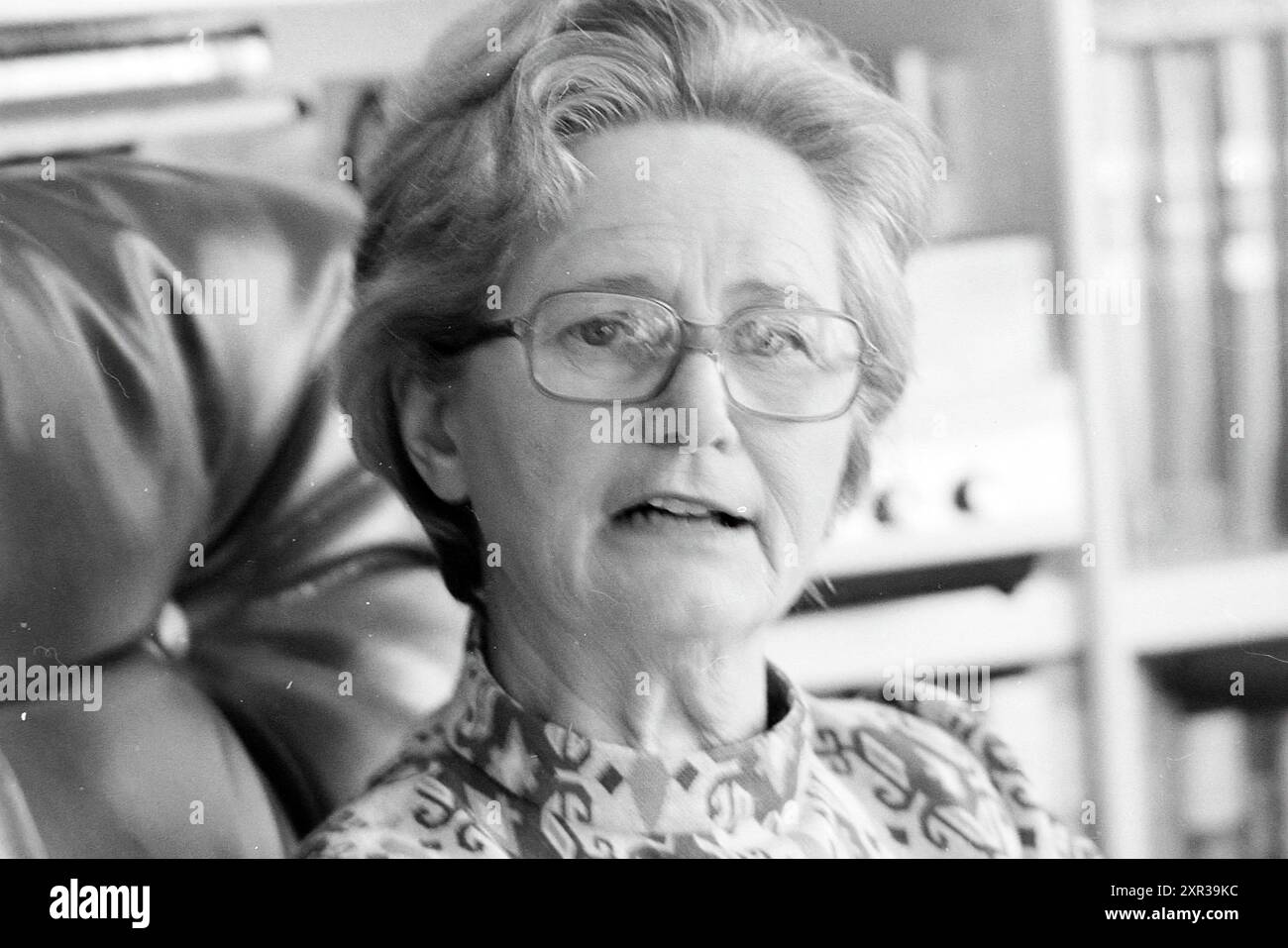 Frau Eva Kellenaars-Jansen, H'sum, Hörspieldarstellerin, Personen Theater, 27-11-1976, Whizgle Dutch News: historische Bilder für die Zukunft. Erkunden Sie die Vergangenheit der Niederlande mit modernen Perspektiven durch Bilder von niederländischen Agenturen. Verbinden der Ereignisse von gestern mit den Erkenntnissen von morgen. Begeben Sie sich auf eine zeitlose Reise mit Geschichten, die unsere Zukunft prägen. Stockfoto