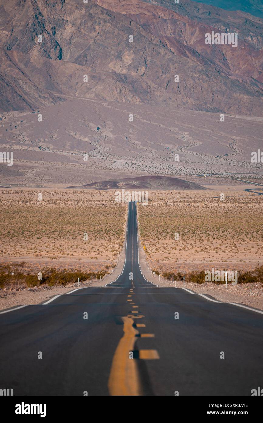 Unendliche Straße im Death Valley, Kalifornien. Stockfoto