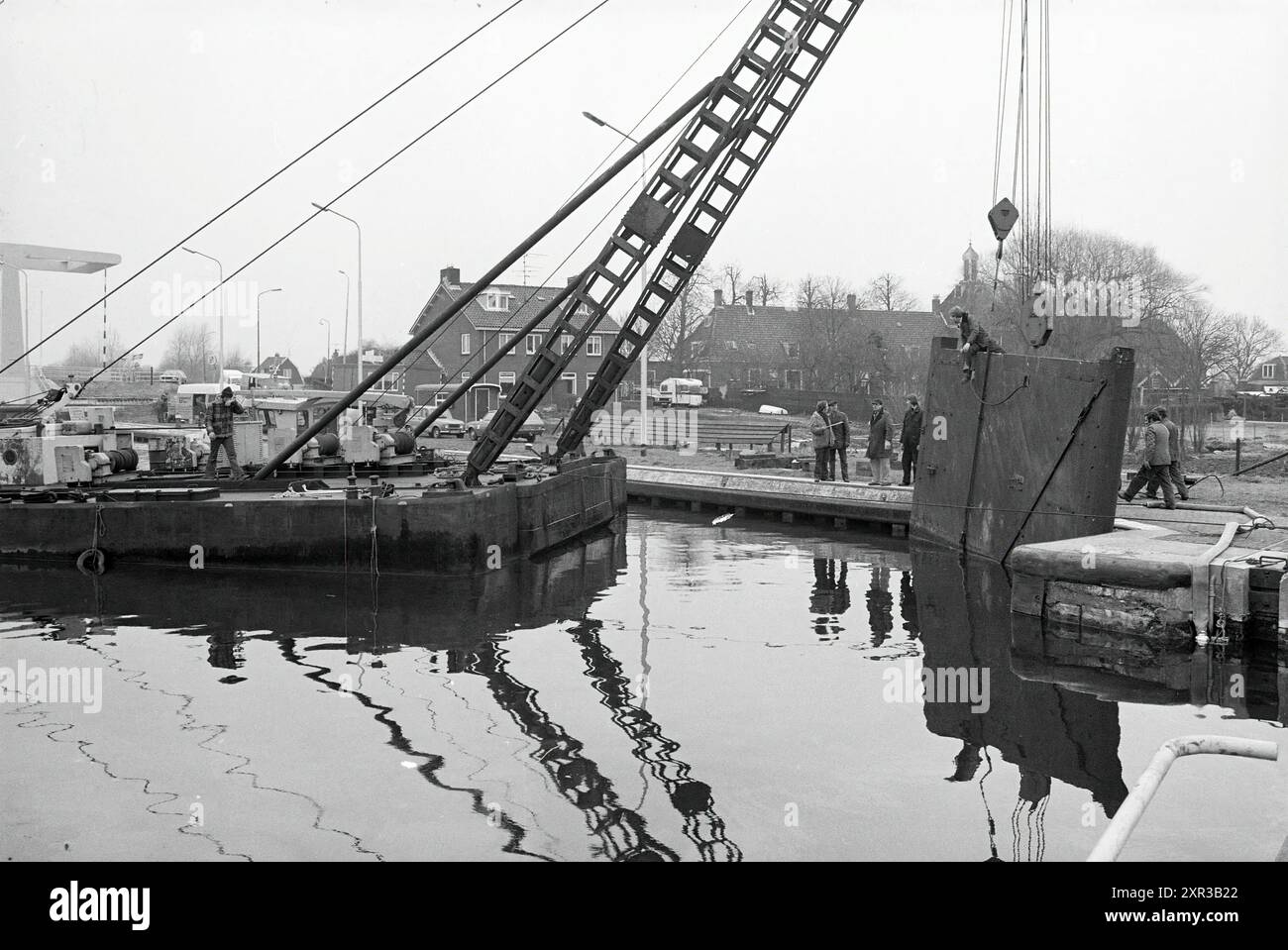 Arbeit an der Großen Schleuse Spaarndam, Spaarndam, Grote Sluis, 19-03-1979, Whizgle Dutch News: Historische Bilder zugeschnitten auf die Zukunft. Erkunden Sie die Vergangenheit der Niederlande mit modernen Perspektiven durch Bilder von niederländischen Agenturen. Verbinden der Ereignisse von gestern mit den Erkenntnissen von morgen. Begeben Sie sich auf eine zeitlose Reise mit Geschichten, die unsere Zukunft prägen. Stockfoto