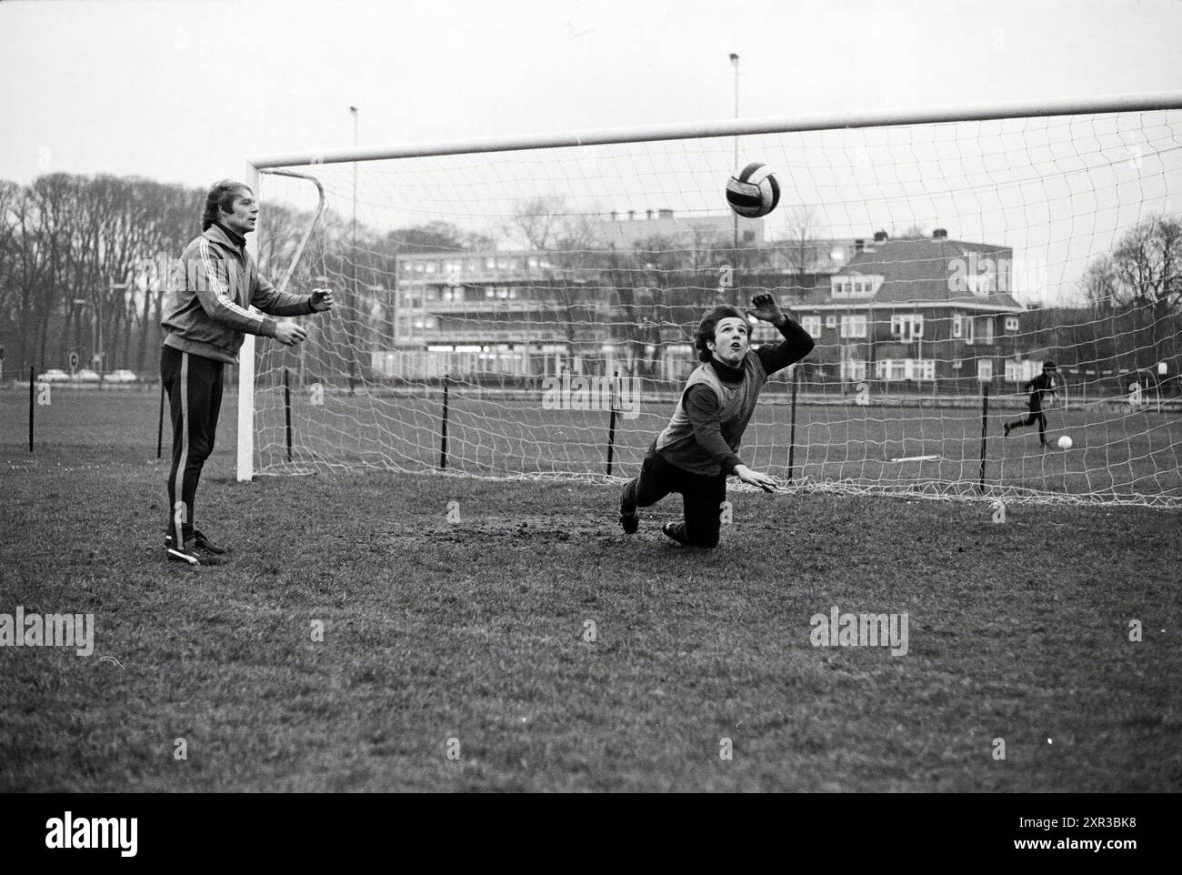 Jugendfußballtraining auf dem Gelände des Royal HFC, Haarlem, Zuiderhoutlaan, Niederlande, 00-00-1972, Whizgle Dutch News: historische Bilder für die Zukunft. Erkunden Sie die Vergangenheit der Niederlande mit modernen Perspektiven durch Bilder von niederländischen Agenturen. Verbinden der Ereignisse von gestern mit den Erkenntnissen von morgen. Begeben Sie sich auf eine zeitlose Reise mit Geschichten, die unsere Zukunft prägen. Stockfoto