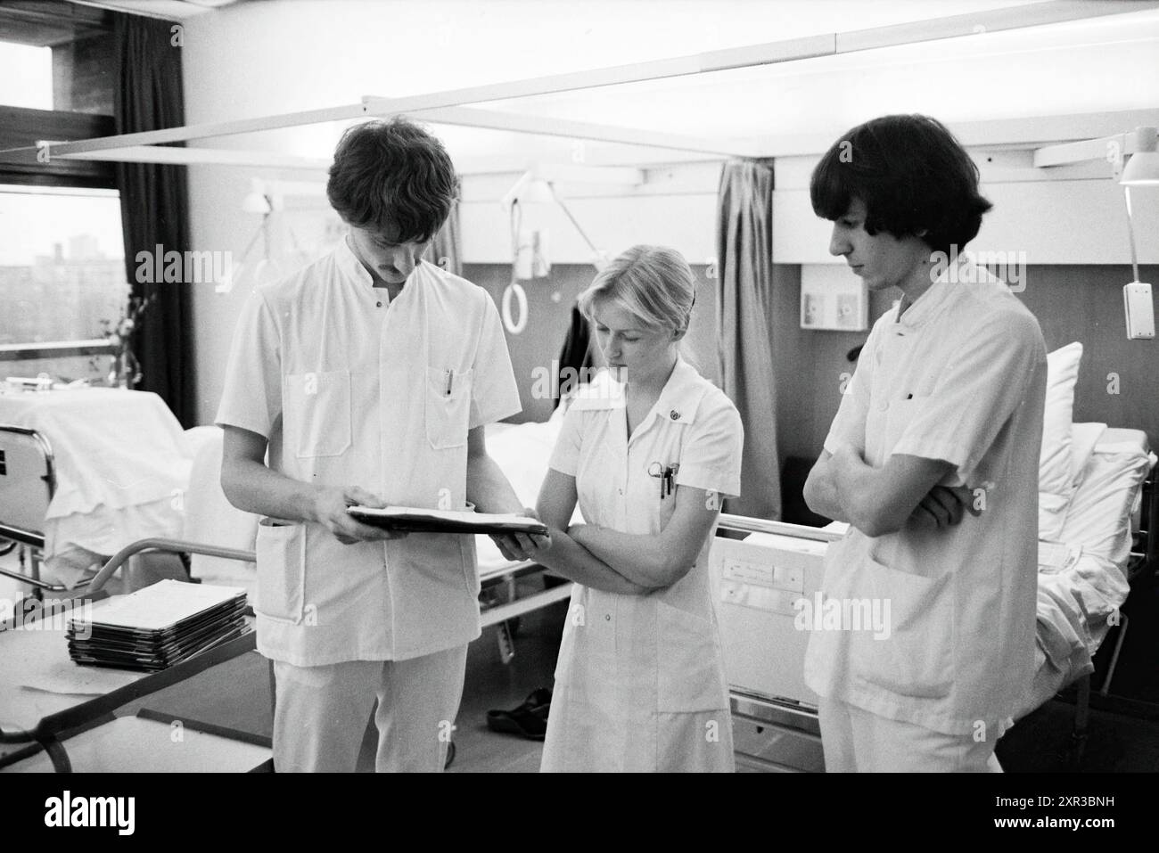 Krankenschwestern am Arbeitsplatz Elisabeth Gasthuis, Hospitals, 01-12-1981, Whizgle Dutch News: Historische Bilder für die Zukunft. Erkunden Sie die Vergangenheit der Niederlande mit modernen Perspektiven durch Bilder von niederländischen Agenturen. Verbinden der Ereignisse von gestern mit den Erkenntnissen von morgen. Begeben Sie sich auf eine zeitlose Reise mit Geschichten, die unsere Zukunft prägen. Stockfoto