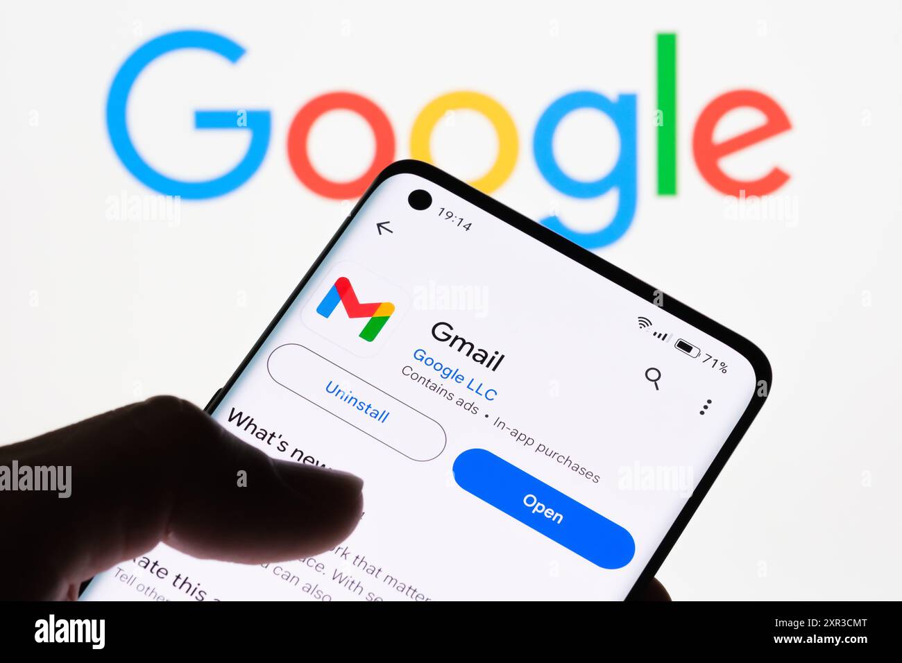 Nahaufnahme eines Smartphone-Bildschirms, auf dem die Gmail-App mit dem Google-Logo im Hintergrund angezeigt wird und der Link zwischen Gmail und Google, Stafford, United K, angezeigt wird Stockfoto