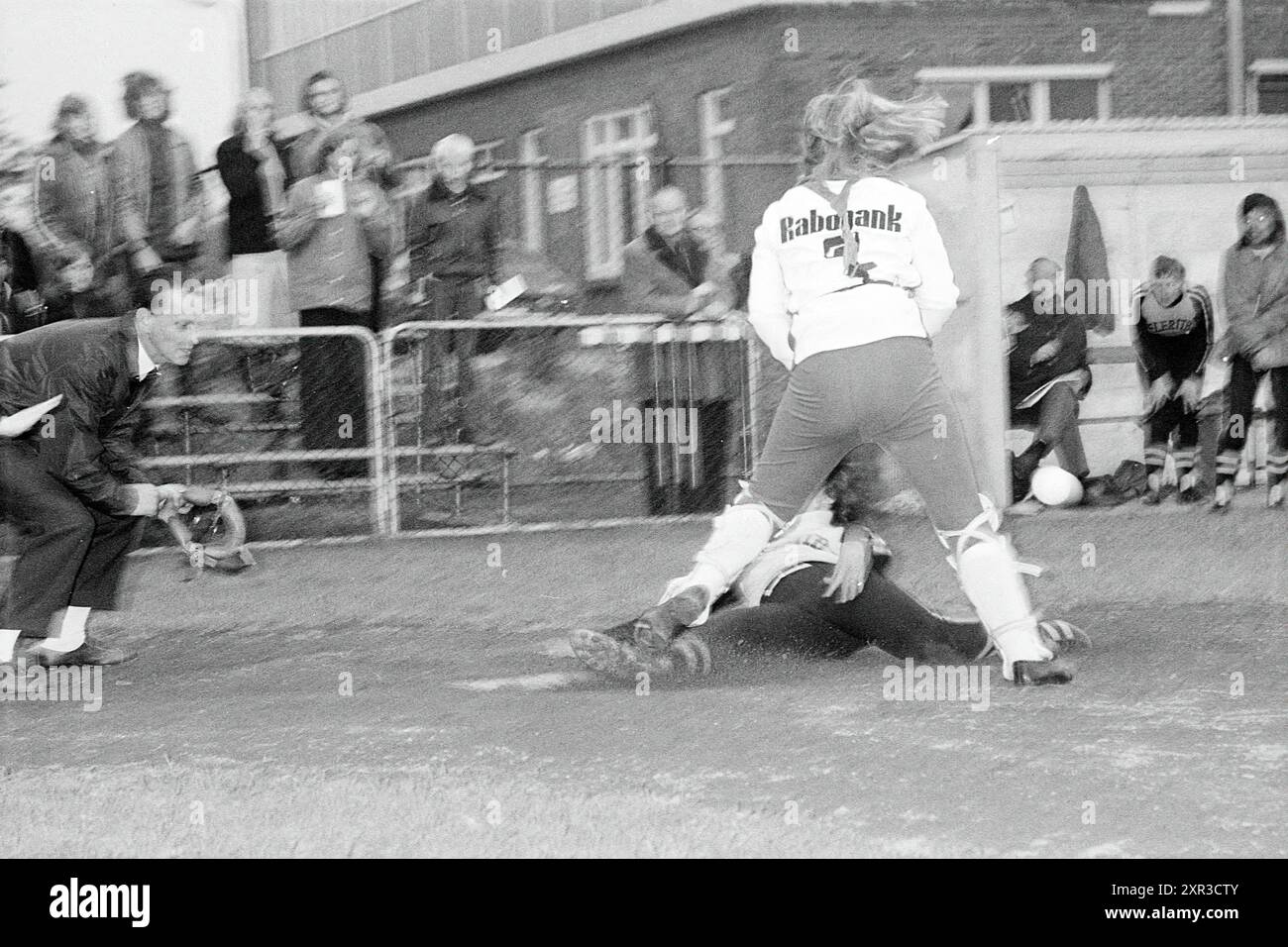 Terrasvogels - Seleritas, Softball, 27. April 1974, Whizgle Dutch News: Historische Bilder zugeschnitten auf die Zukunft. Erkunden Sie die Vergangenheit der Niederlande mit modernen Perspektiven durch Bilder von niederländischen Agenturen. Verbinden der Ereignisse von gestern mit den Erkenntnissen von morgen. Begeben Sie sich auf eine zeitlose Reise mit Geschichten, die unsere Zukunft prägen. Stockfoto
