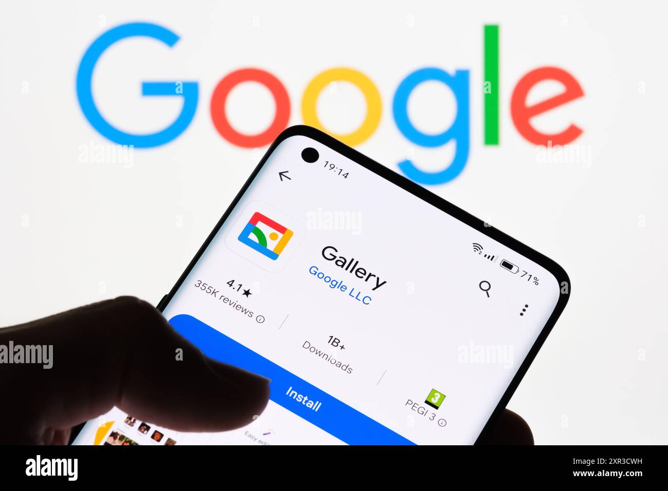 Nahaufnahme eines Smartphone-Bildschirms, auf dem die Galerie-App von Google mit dem Google-Logo im Hintergrund angezeigt wird, um die Verbindung zwischen Galerie-App A zu veranschaulichen Stockfoto