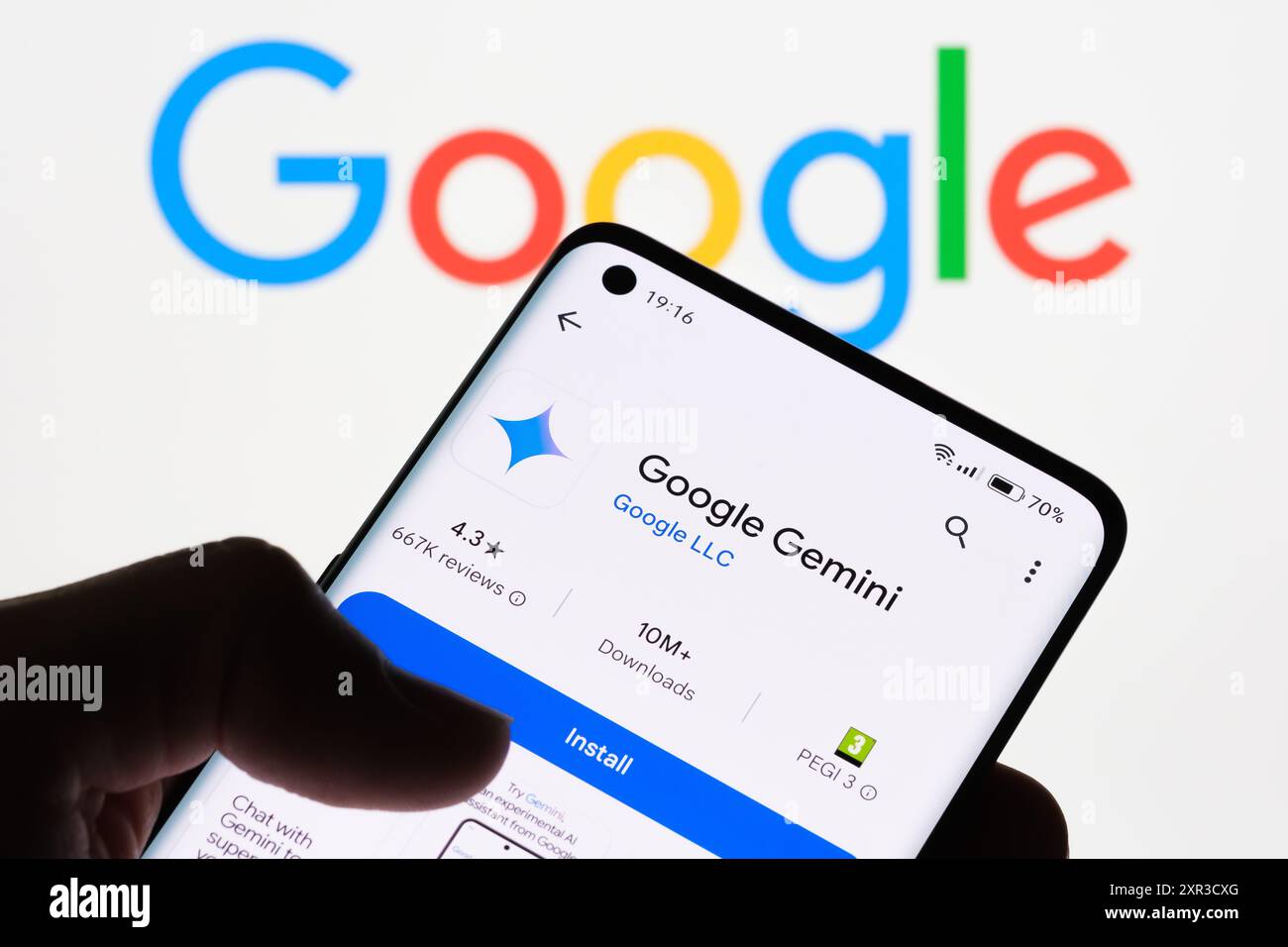 Nahaufnahme eines Smartphone-Bildschirms, auf dem die Google Gemini-App mit dem Google-Logo im Hintergrund angezeigt wird und der Link zwischen Google Gemini und Google, St Stockfoto