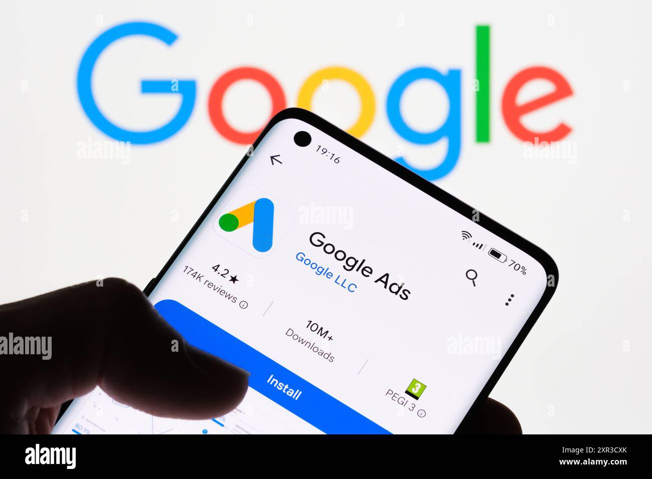 Nahaufnahme eines Smartphone-Bildschirms, auf dem die Google Ads-App mit dem Google-Logo im Hintergrund angezeigt wird, um die Verbindung zwischen Google Ads und Googl zu veranschaulichen Stockfoto