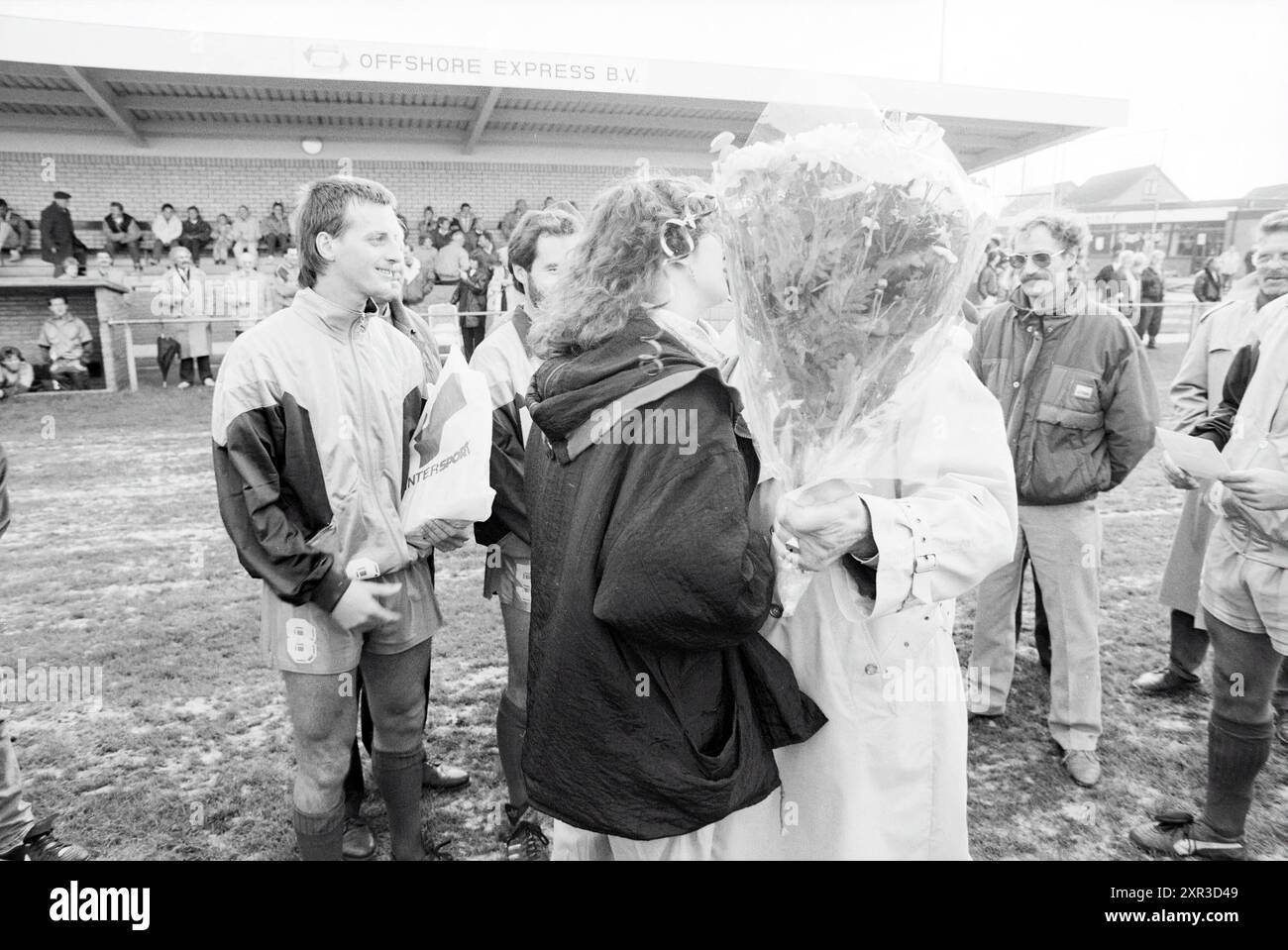 Wijk aan Zee, Football People and Trainer, Wijk aan Zee, 05-11-1989, Whizgle Dutch News: Historical Images Tailored for the Future. Erkunden Sie die Vergangenheit der Niederlande mit modernen Perspektiven durch Bilder von niederländischen Agenturen. Verbinden der Ereignisse von gestern mit den Erkenntnissen von morgen. Begeben Sie sich auf eine zeitlose Reise mit Geschichten, die unsere Zukunft prägen. Stockfoto
