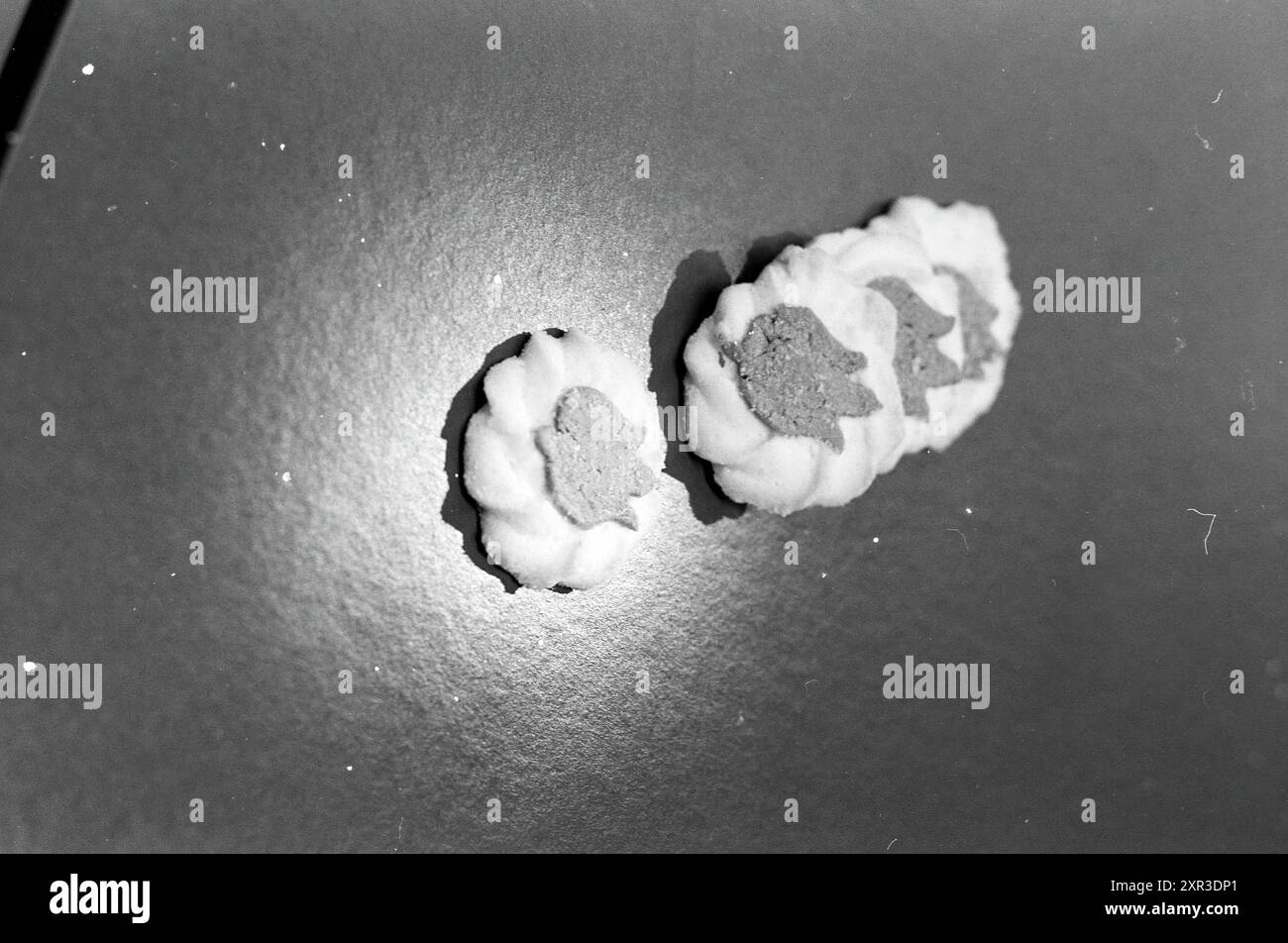 Cookies mit Tulpenmotiv, 17-06-1991, Whizgle Dutch News: Historische Bilder für die Zukunft. Erkunden Sie die Vergangenheit der Niederlande mit modernen Perspektiven durch Bilder von niederländischen Agenturen. Verbinden der Ereignisse von gestern mit den Erkenntnissen von morgen. Begeben Sie sich auf eine zeitlose Reise mit Geschichten, die unsere Zukunft prägen. Stockfoto