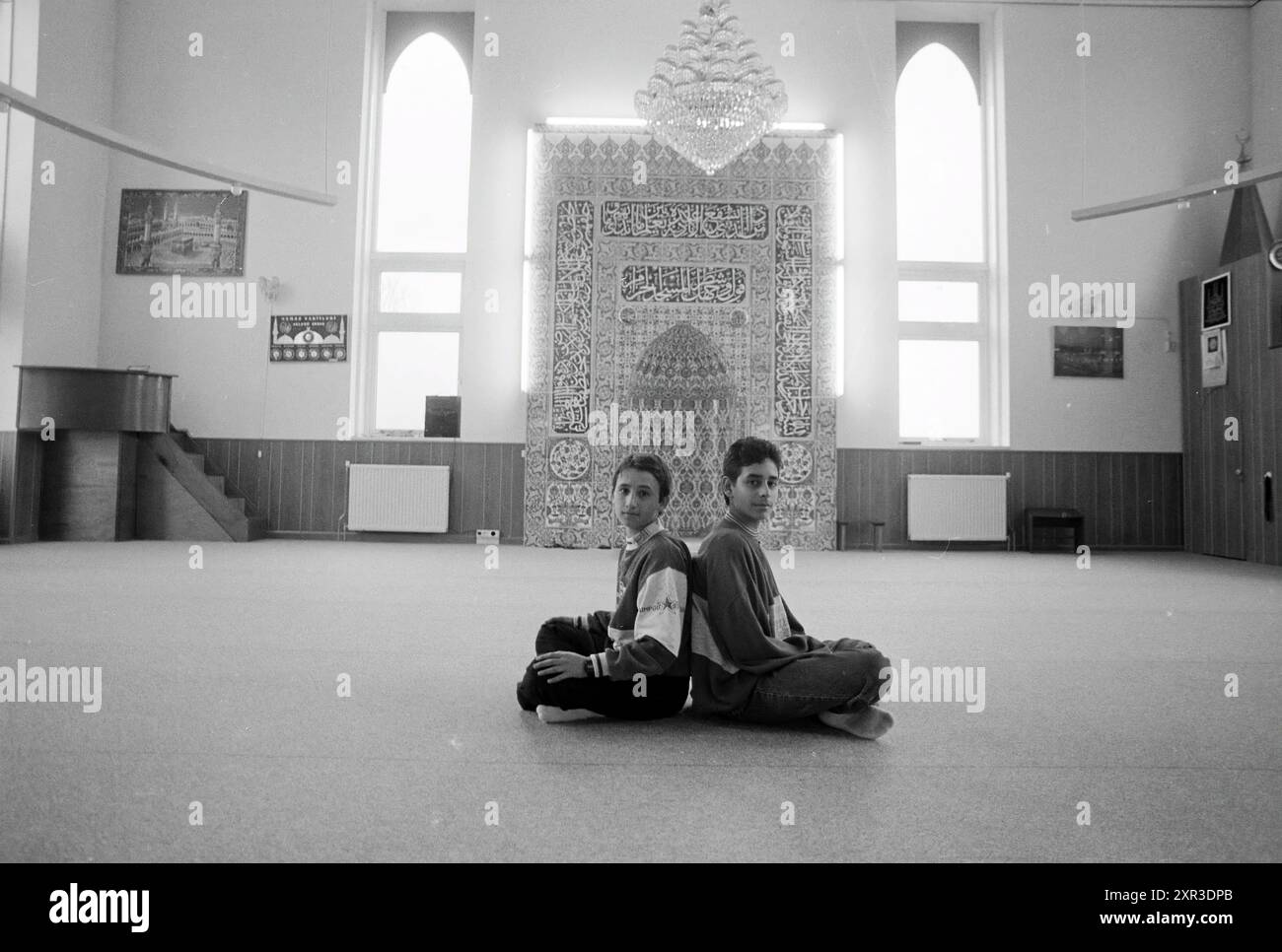 Türkische Jungen, Imamschool IJmuiden, IJmuiden, Niederlande, 23-01-1995, Whizgle Dutch News: historische Bilder für die Zukunft. Erkunden Sie die Vergangenheit der Niederlande mit modernen Perspektiven durch Bilder von niederländischen Agenturen. Verbinden der Ereignisse von gestern mit den Erkenntnissen von morgen. Begeben Sie sich auf eine zeitlose Reise mit Geschichten, die unsere Zukunft prägen. Stockfoto