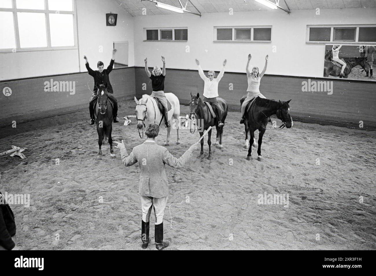 Spastic Children Ride Horses, Invalids, 22-06-1964, Whizgle Dutch News: Historische Bilder zugeschnitten auf die Zukunft. Erkunden Sie die Vergangenheit der Niederlande mit modernen Perspektiven durch Bilder von niederländischen Agenturen. Verbinden der Ereignisse von gestern mit den Erkenntnissen von morgen. Begeben Sie sich auf eine zeitlose Reise mit Geschichten, die unsere Zukunft prägen. Stockfoto