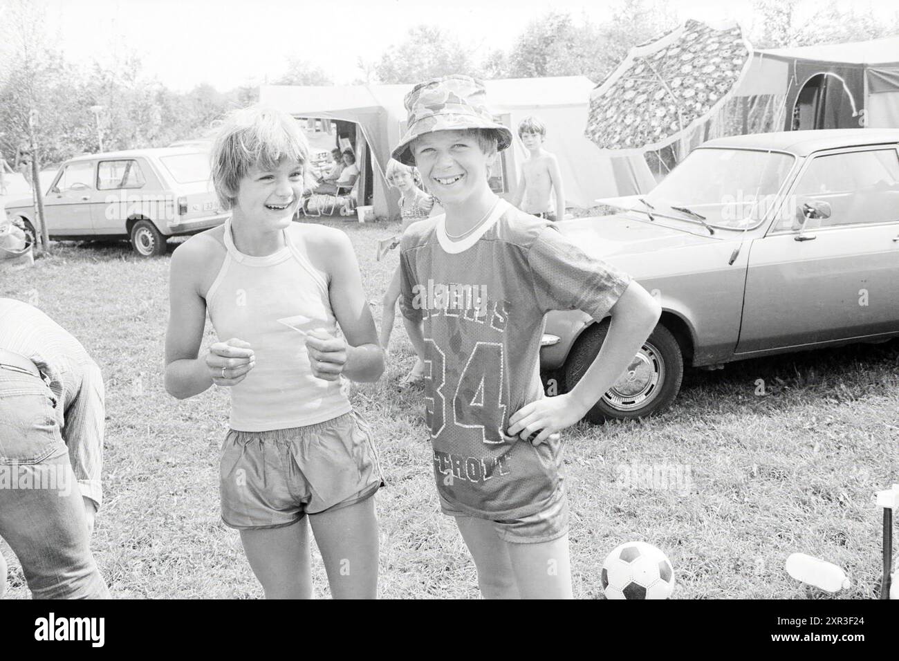 HD sucht nach Ihnen: Roggel (L), Bericht, Urlaub, Urlauber, Roggel, 29-07-1980, Whizgle Dutch News: Historical Images Tailored for the Future. Erkunden Sie die Vergangenheit der Niederlande mit modernen Perspektiven durch Bilder von niederländischen Agenturen. Verbinden der Ereignisse von gestern mit den Erkenntnissen von morgen. Begeben Sie sich auf eine zeitlose Reise mit Geschichten, die unsere Zukunft prägen. Stockfoto