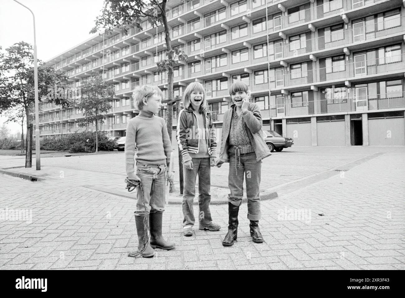 Nachbarschaft in Sicht - Europäisches Viertel (drei Kinder auf der Straße), Haarlem, Niederlande, 01-10-1979, Whizgle Dutch News: Historische Bilder für die Zukunft. Erkunden Sie die Vergangenheit der Niederlande mit modernen Perspektiven durch Bilder von niederländischen Agenturen. Verbinden der Ereignisse von gestern mit den Erkenntnissen von morgen. Begeben Sie sich auf eine zeitlose Reise mit Geschichten, die unsere Zukunft prägen. Stockfoto