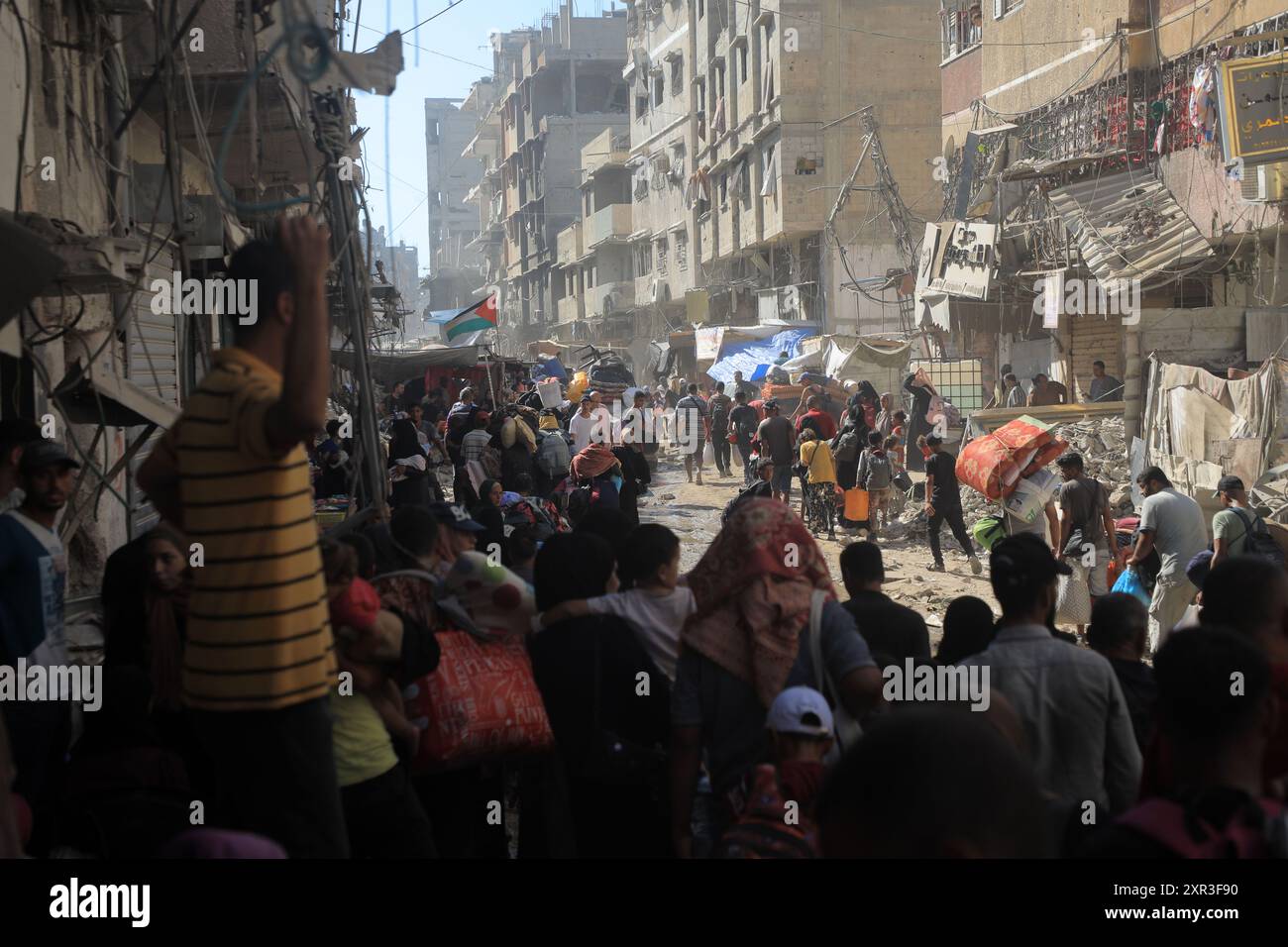 Gaza. August 2024. Am 8. August 2024 fliehen Menschen aus den östlichen Bezirken der Stadt Khan Younis im südlichen Gazastreifen. Nach einer neuen Evakuierungsanordnung der israelischen Behörden sagten UN-humanitäre Helfer am Donnerstag, dass ihre Partner Tausende von Gazern erneut aus Teilen des Gebiets Khan Younis im Westen in Richtung Al Mawasi flohen. Quelle: Rizek Abdeljawad/Xinhua/Alamy Live News Stockfoto