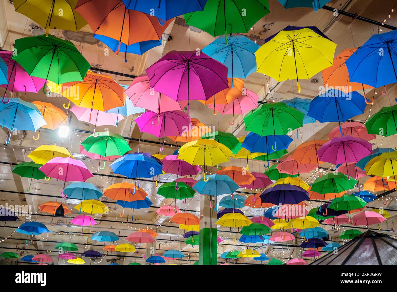 Installation von bunten Regenschirmen, die über einer Straße in London, Ontario, Kanada hängen. Stockfoto