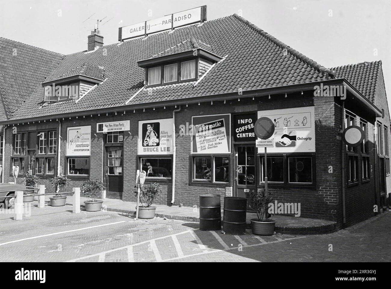 Erw. Atlas-Partei, Dorpsplein, Zandvoort [Nationale Revolutionäre Atlas-Partei, Außenansicht, Zandvoort, Dorpsplein, 02-05-1980, Whizgle Dutch News: historische Bilder für die Zukunft. Erkunden Sie die Vergangenheit der Niederlande mit modernen Perspektiven durch Bilder von niederländischen Agenturen. Verbinden der Ereignisse von gestern mit den Erkenntnissen von morgen. Begeben Sie sich auf eine zeitlose Reise mit Geschichten, die unsere Zukunft prägen. Stockfoto