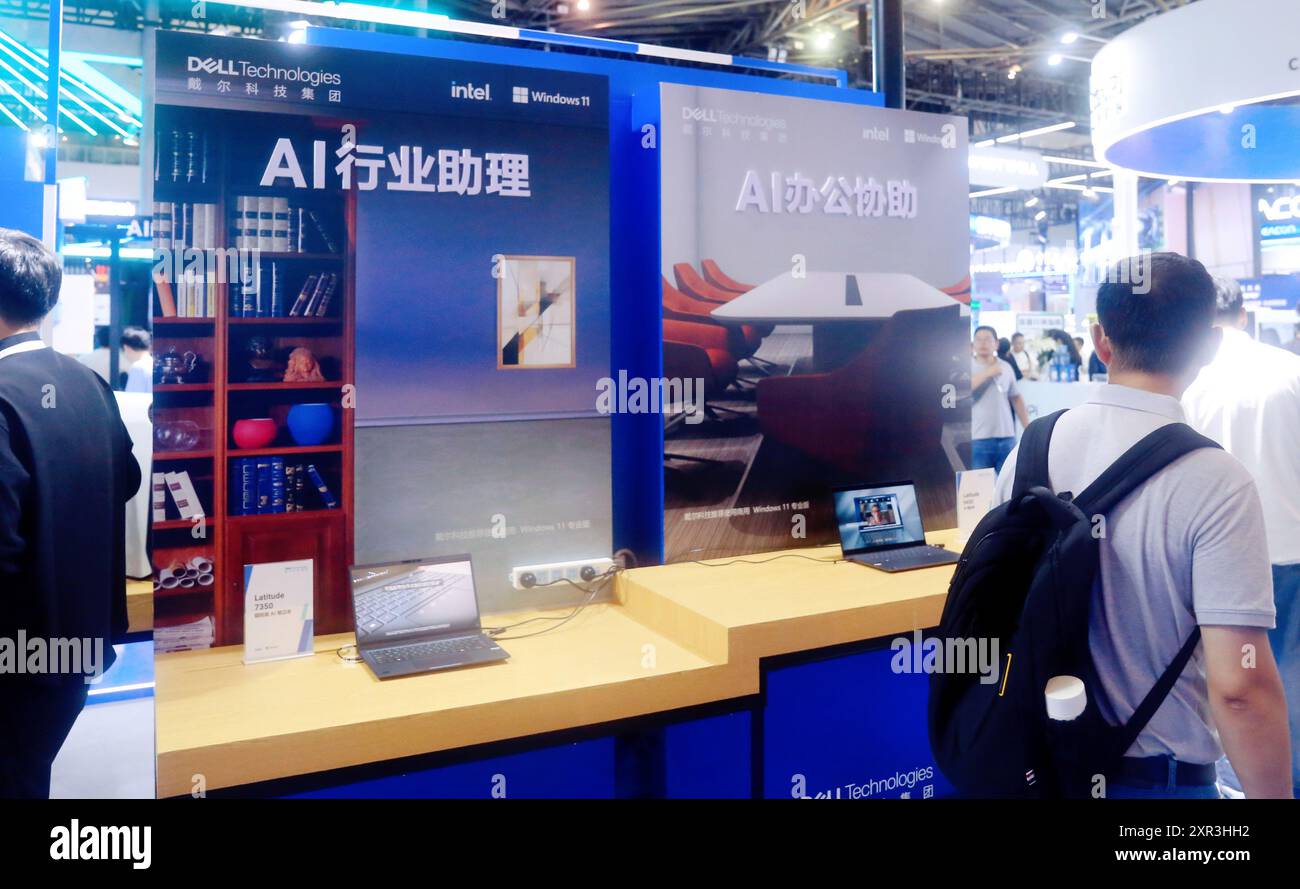 SHANGHAI, CHINA - 5. JULI 2024 - Dell Technologies Group stellt auf der 2024WAIC in Shanghai, China, 5. Juli 2024 aus. Dell richtete einen Assistenten für die KI-Branche ein Stockfoto