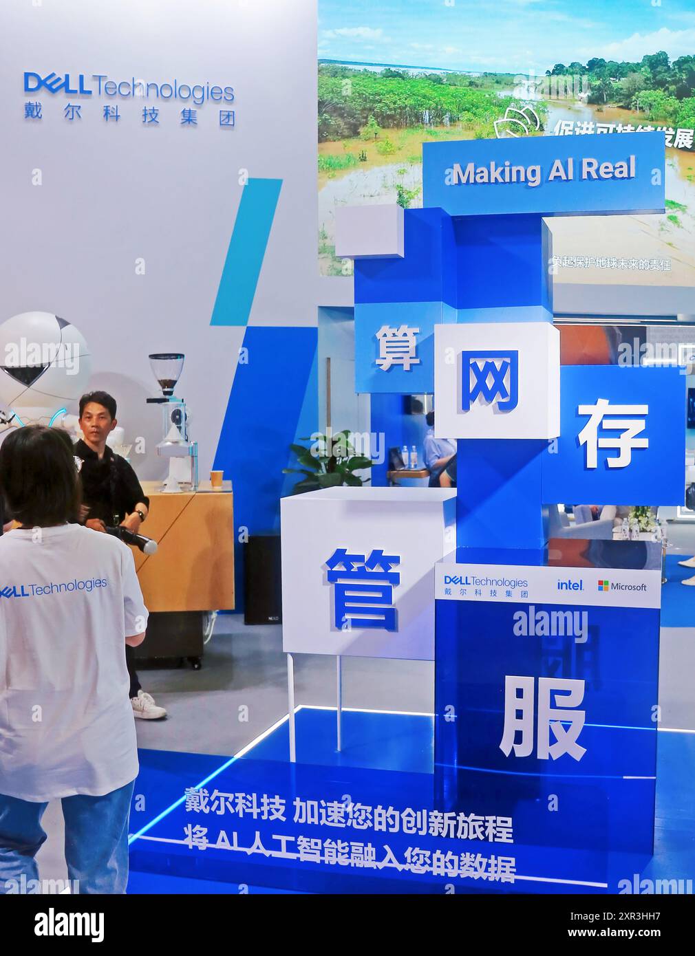 SHANGHAI, CHINA - 5. JULI 2024 - Dell Technologies Group stellt auf der 2024WAIC in Shanghai, China, 5. Juli 2024 aus. Dell richtete einen Assistenten für die KI-Branche ein Stockfoto