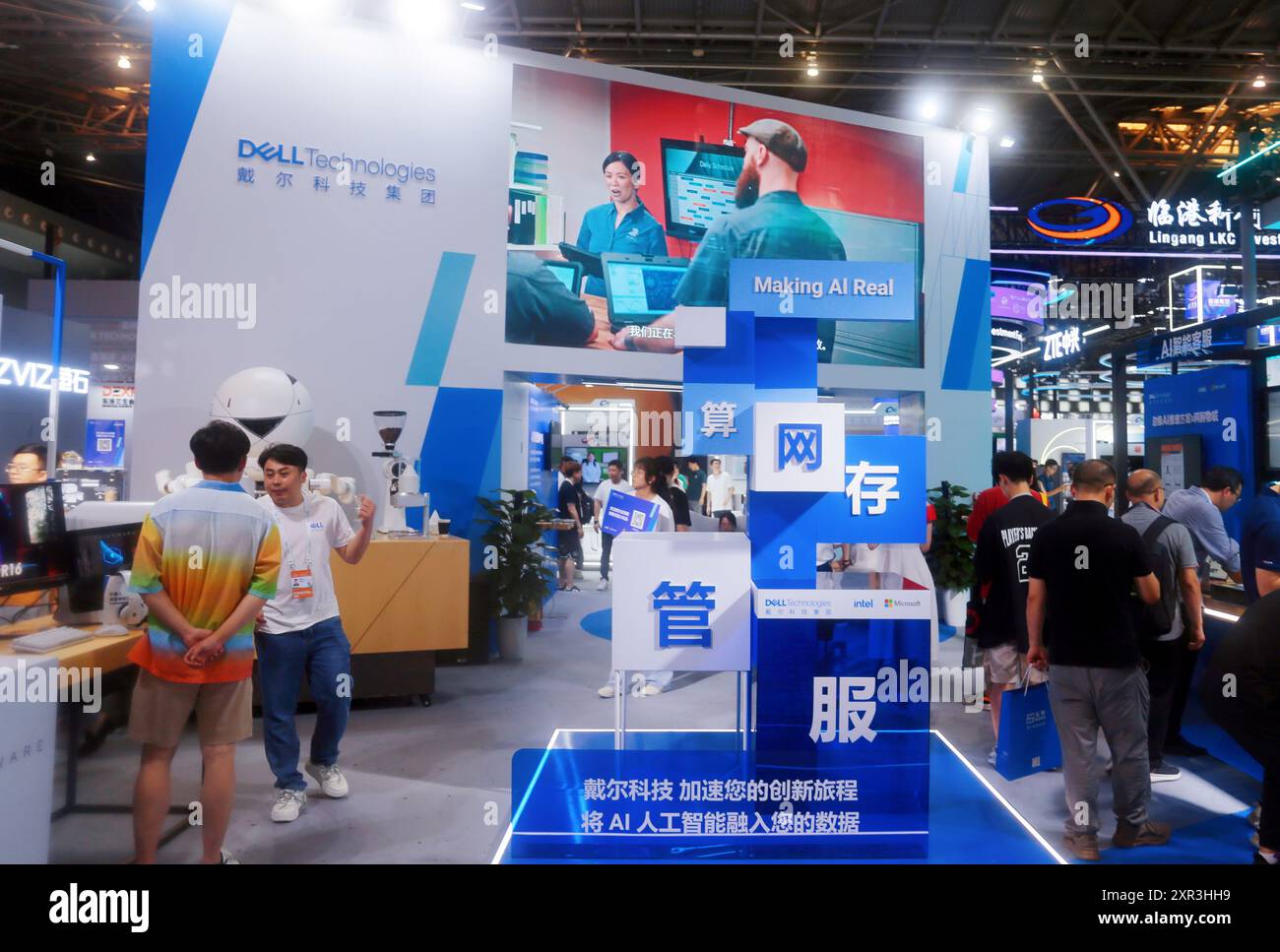 SHANGHAI, CHINA - 5. JULI 2024 - Dell Technologies Group stellt auf der 2024WAIC in Shanghai, China, 5. Juli 2024 aus. Dell richtete einen Assistenten für die KI-Branche ein Stockfoto