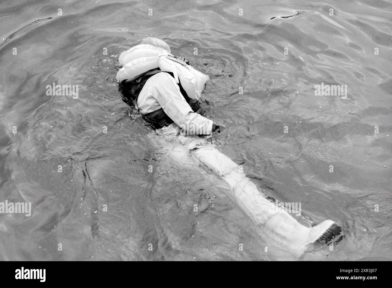 Taucheranzug Test, N.A.M., 21-11-1986, Whizgle Dutch News: Historische Bilder für die Zukunft. Erkunden Sie die Vergangenheit der Niederlande mit modernen Perspektiven durch Bilder von niederländischen Agenturen. Verbinden der Ereignisse von gestern mit den Erkenntnissen von morgen. Begeben Sie sich auf eine zeitlose Reise mit Geschichten, die unsere Zukunft prägen. Stockfoto