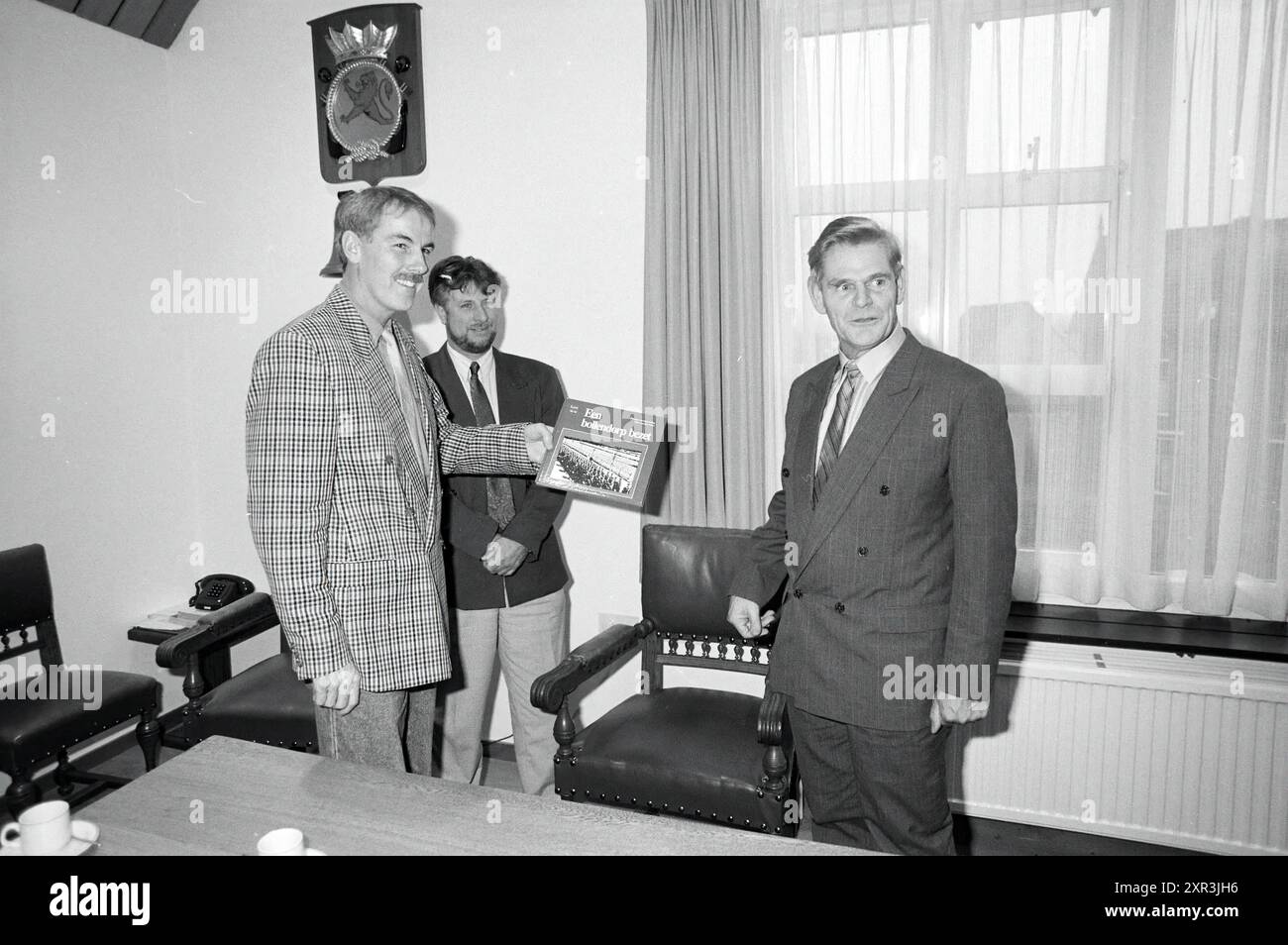 Präsentation der ersten Kopie "Ein Zwiebeldorf besetzt" von Herman van Amsterdam an Bürgermeister van der Kroft, Lisse, 11-11-1990, Whizgle Dutch News: Historische Bilder zugeschnitten auf die Zukunft. Erkunden Sie die Vergangenheit der Niederlande mit modernen Perspektiven durch Bilder von niederländischen Agenturen. Verbinden der Ereignisse von gestern mit den Erkenntnissen von morgen. Begeben Sie sich auf eine zeitlose Reise mit Geschichten, die unsere Zukunft prägen. Stockfoto