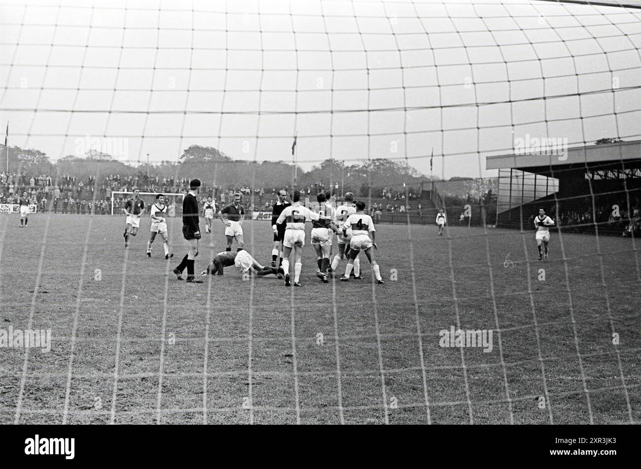 VSV - SHS, Football, 24.09.1961, Whizgle Dutch News: Historische Bilder für die Zukunft. Erkunden Sie die Vergangenheit der Niederlande mit modernen Perspektiven durch Bilder von niederländischen Agenturen. Verbinden der Ereignisse von gestern mit den Erkenntnissen von morgen. Begeben Sie sich auf eine zeitlose Reise mit Geschichten, die unsere Zukunft prägen. Stockfoto