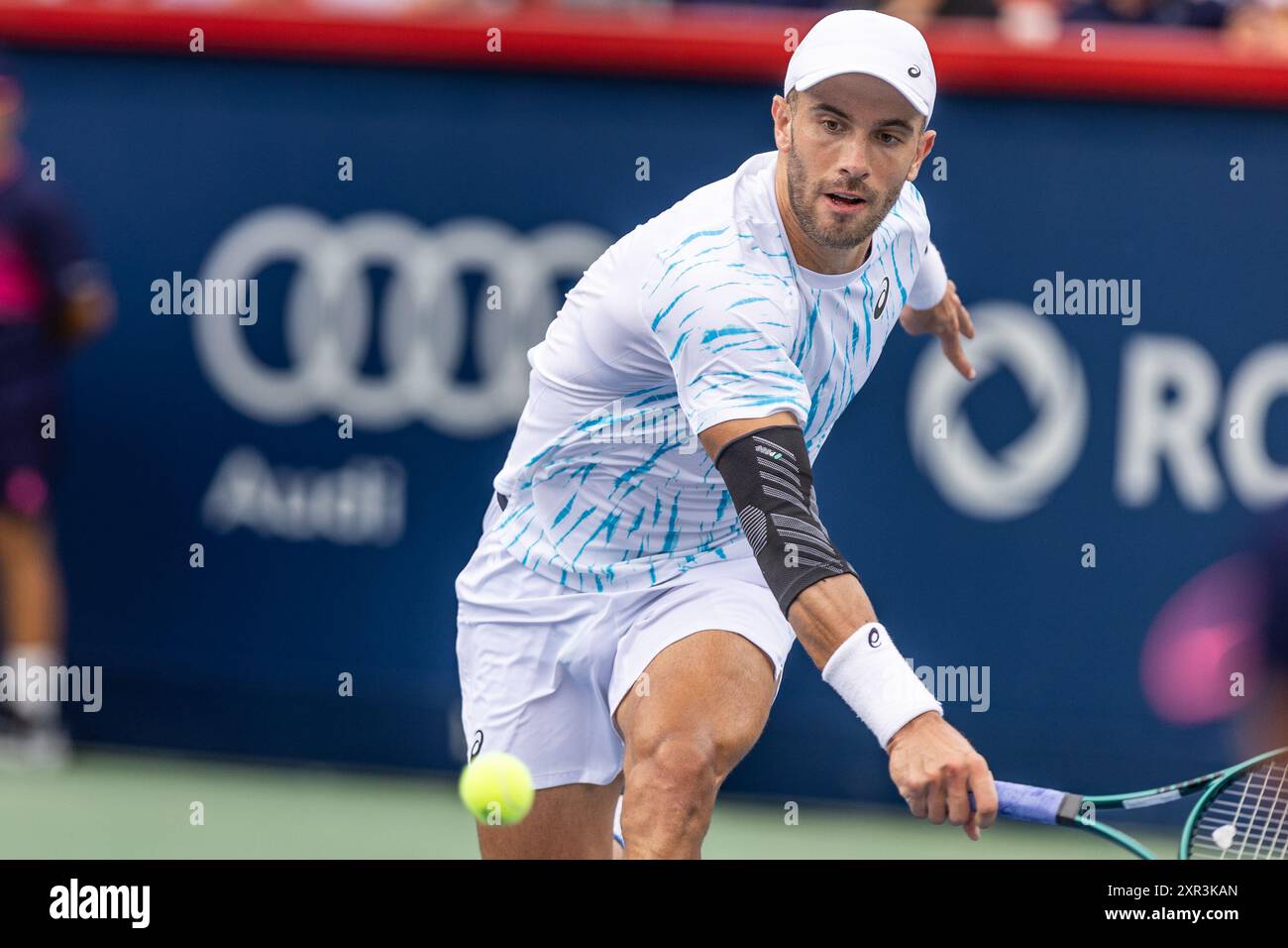 Montreal, Quebec, Kanada. August 2024. BORNA CORIC aus Kroatien kehrt im zweiten Satz gegen Jannik Sinner aus Italia in der zweiten Runde der Canadian Open im IGA-Stadion in Montreal, Quebec, Kanada zurück (Bild: © Yannick Legare/ZUMA Press Wire) NUR ZUR REDAKTIONELLEN VERWENDUNG! Nicht für kommerzielle ZWECKE! Stockfoto