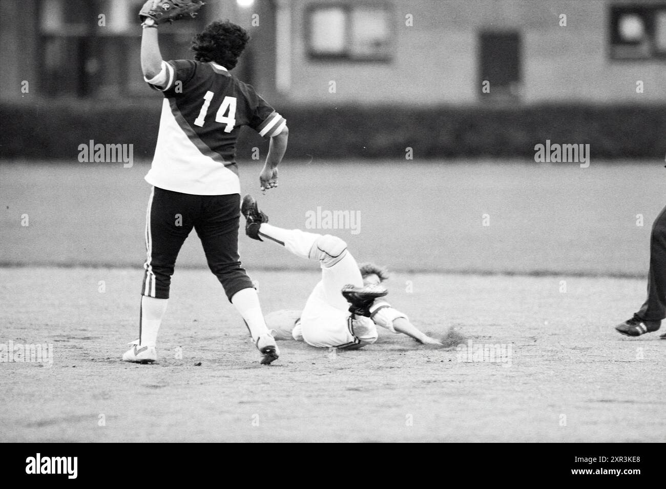 HHC - Heiloo, Softball, 12-08-1987, Whizgle Dutch News: Historical Images Tailored for the Future. Erkunden Sie die Vergangenheit der Niederlande mit modernen Perspektiven durch Bilder von niederländischen Agenturen. Verbinden der Ereignisse von gestern mit den Erkenntnissen von morgen. Begeben Sie sich auf eine zeitlose Reise mit Geschichten, die unsere Zukunft prägen. Stockfoto