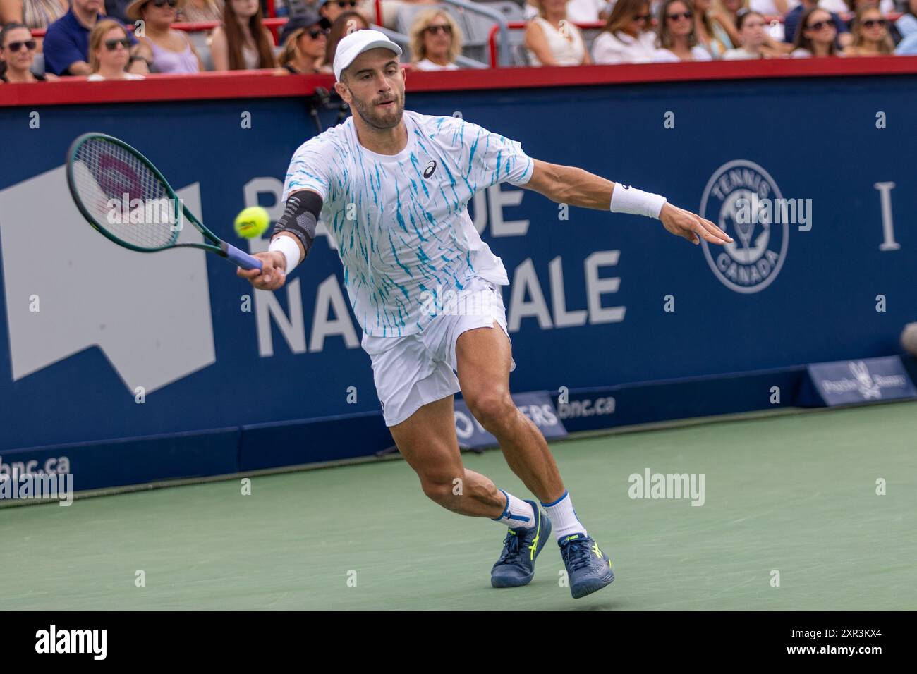 Montreal, Quebec, Kanada. August 2024. BORNA CORIC aus Kroatien kehrt im zweiten Satz gegen Jannik Sinner aus Italia in der zweiten Runde der Canadian Open im IGA-Stadion in Montreal, Quebec, Kanada zurück (Bild: © Yannick Legare/ZUMA Press Wire) NUR ZUR REDAKTIONELLEN VERWENDUNG! Nicht für kommerzielle ZWECKE! Stockfoto