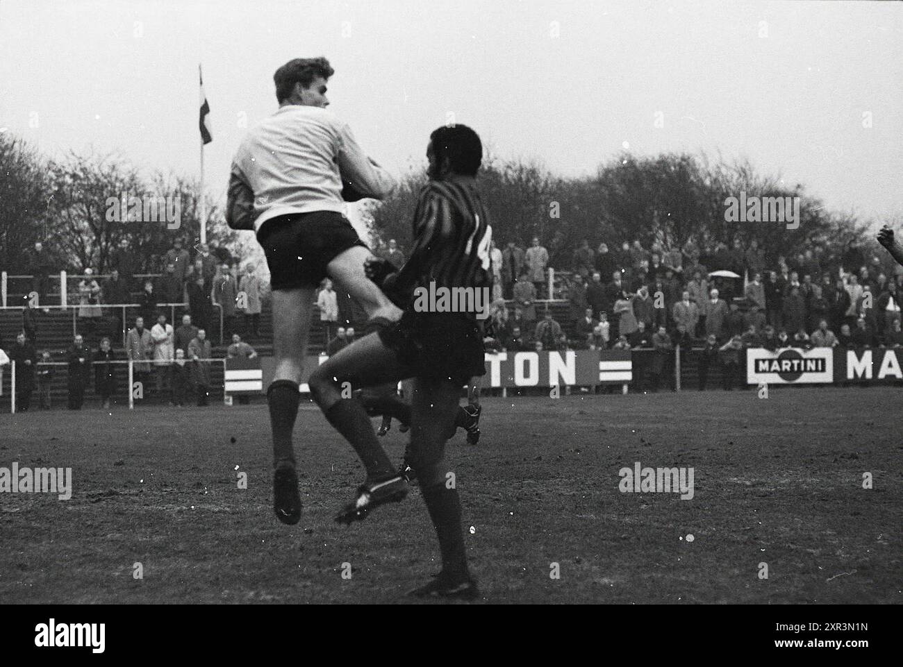 EDO - Wijk aan Zee, Football EDO, 19. 11. 1967, Whizgle Dutch News: Historical Images Tailored for the Future. Erkunden Sie die Vergangenheit der Niederlande mit modernen Perspektiven durch Bilder von niederländischen Agenturen. Verbinden der Ereignisse von gestern mit den Erkenntnissen von morgen. Begeben Sie sich auf eine zeitlose Reise mit Geschichten, die unsere Zukunft prägen. Stockfoto