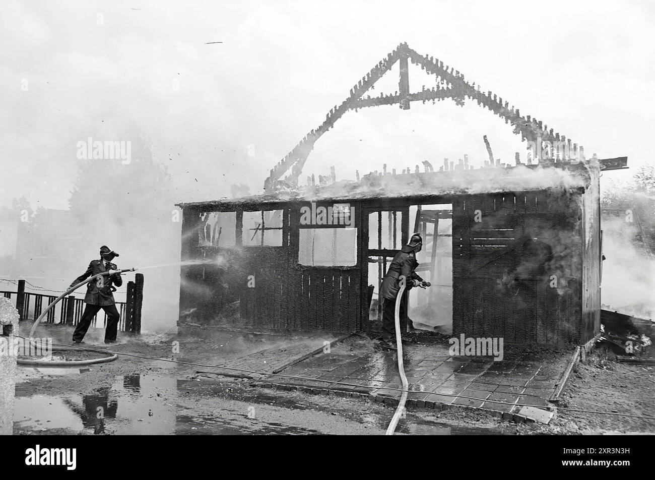 O.G., Clubhaus, Feuer, Feuerwehr, 11-07-1963, Whizgle Dutch News: historische Bilder für die Zukunft. Erkunden Sie die Vergangenheit der Niederlande mit modernen Perspektiven durch Bilder von niederländischen Agenturen. Verbinden der Ereignisse von gestern mit den Erkenntnissen von morgen. Begeben Sie sich auf eine zeitlose Reise mit Geschichten, die unsere Zukunft prägen. Stockfoto