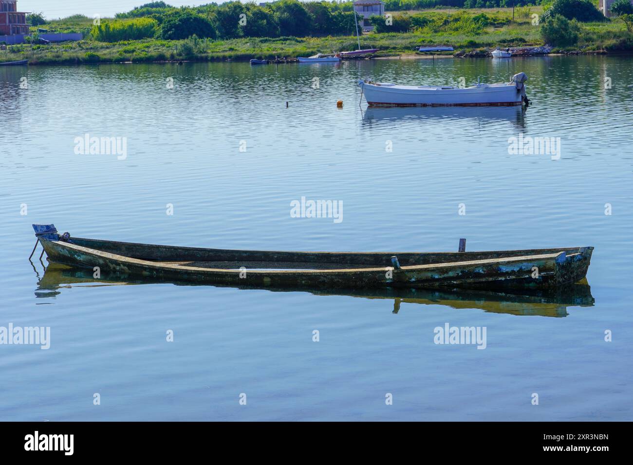 Holzfischboot im Meer versenkt. Stockfoto