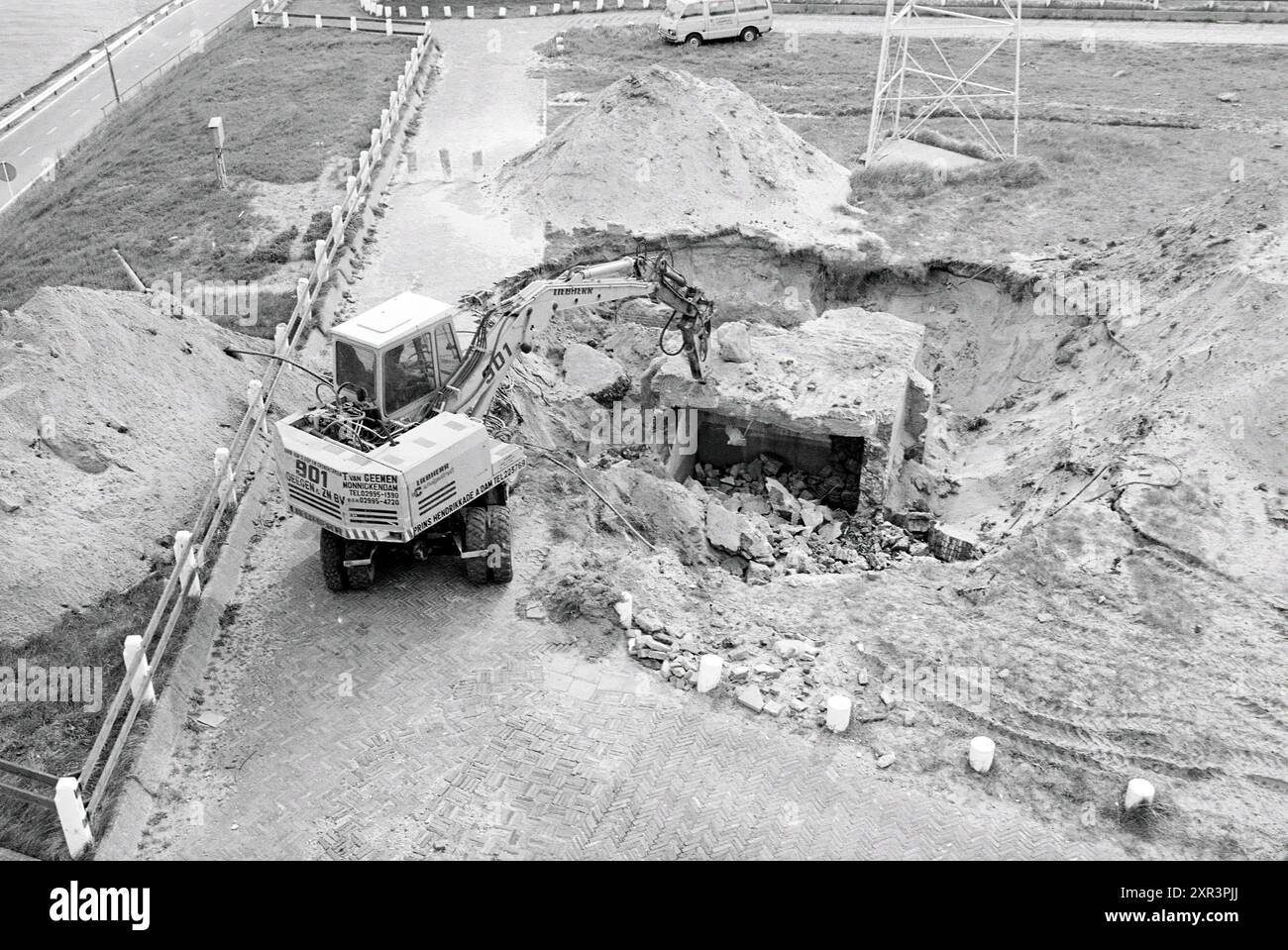 Ausgrabung der Grenzmarkierung der ehemaligen Landgüter Velserduin und Tolsduin, etwa 100 Meter vom Eingang zum Heerenduinen entfernt. Wurde in das Stadtarchiv Velsen überführt, Bunker, Abriss, Abriss, Schrottplätze, IJmuiden, Heerenduinweg, Niederlande, 28-04-1981, Whizgle Dutch News: Historical Images Tailored for the Future. Erkunden Sie die Vergangenheit der Niederlande mit modernen Perspektiven durch Bilder von niederländischen Agenturen. Verbinden der Ereignisse von gestern mit den Erkenntnissen von morgen. Begeben Sie sich auf eine zeitlose Reise mit Geschichten, die unsere Zukunft prägen. Stockfoto