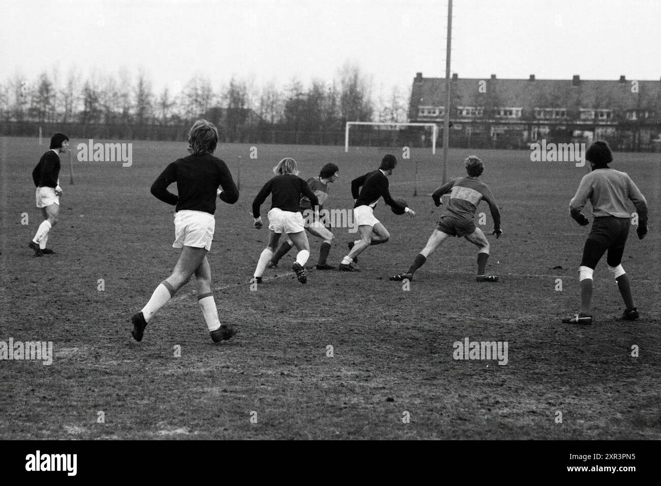 Football Match, 00-00-1972, Whizgle Dutch News: Historische Bilder für die Zukunft. Erkunden Sie die Vergangenheit der Niederlande mit modernen Perspektiven durch Bilder von niederländischen Agenturen. Verbinden der Ereignisse von gestern mit den Erkenntnissen von morgen. Begeben Sie sich auf eine zeitlose Reise mit Geschichten, die unsere Zukunft prägen. Stockfoto