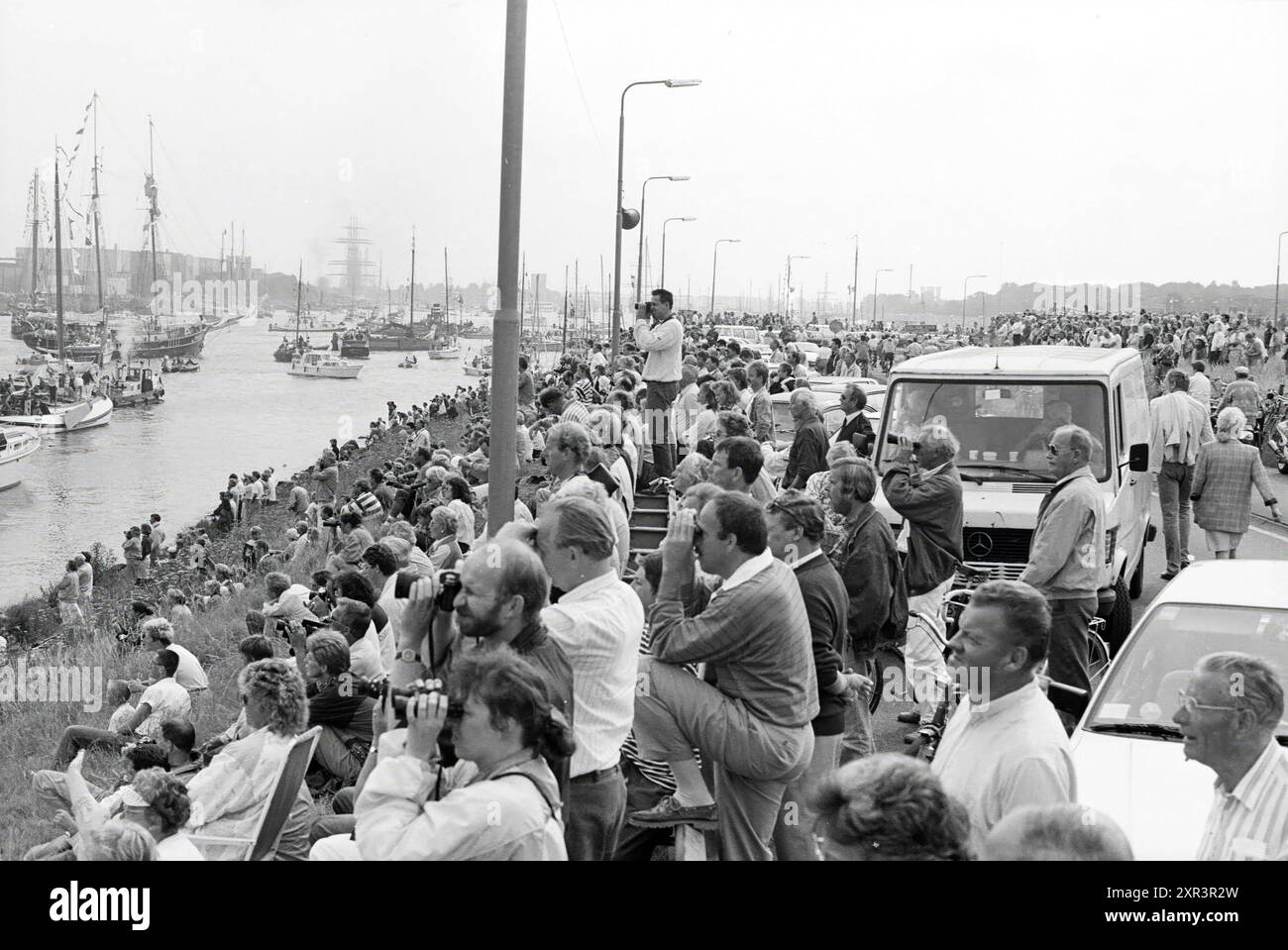 Busy Sail Channel, 09-08-1990, Whizgle Dutch News: Historical Images Tailored for the Future. Erkunden Sie die Vergangenheit der Niederlande mit modernen Perspektiven durch Bilder von niederländischen Agenturen. Verbinden der Ereignisse von gestern mit den Erkenntnissen von morgen. Begeben Sie sich auf eine zeitlose Reise mit Geschichten, die unsere Zukunft prägen. Stockfoto