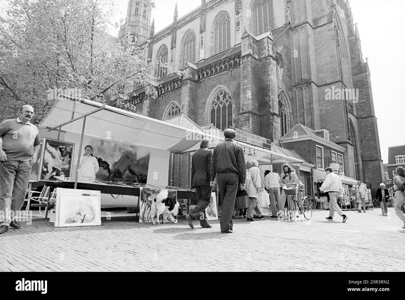 Kunstmarkt am Grote Markt, Grote Markt, Markt, Haarlem, Grote Markt, the Netherlands, 11-05-1989, Whizgle Dutch News: historische Bilder für die Zukunft. Erkunden Sie die Vergangenheit der Niederlande mit modernen Perspektiven durch Bilder von niederländischen Agenturen. Verbinden der Ereignisse von gestern mit den Erkenntnissen von morgen. Begeben Sie sich auf eine zeitlose Reise mit Geschichten, die unsere Zukunft prägen. Stockfoto