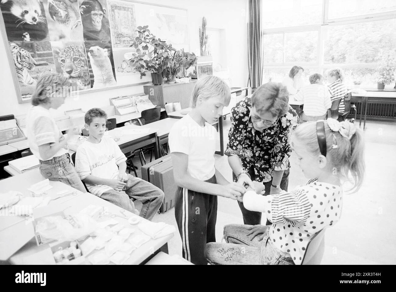 Erste-Hilfe-Examen, Lohman School, erste Hilfe, 27-06-1989, Whizgle Dutch News: Historische Bilder zugeschnitten auf die Zukunft. Erkunden Sie die Vergangenheit der Niederlande mit modernen Perspektiven durch Bilder von niederländischen Agenturen. Verbinden der Ereignisse von gestern mit den Erkenntnissen von morgen. Begeben Sie sich auf eine zeitlose Reise mit Geschichten, die unsere Zukunft prägen. Stockfoto