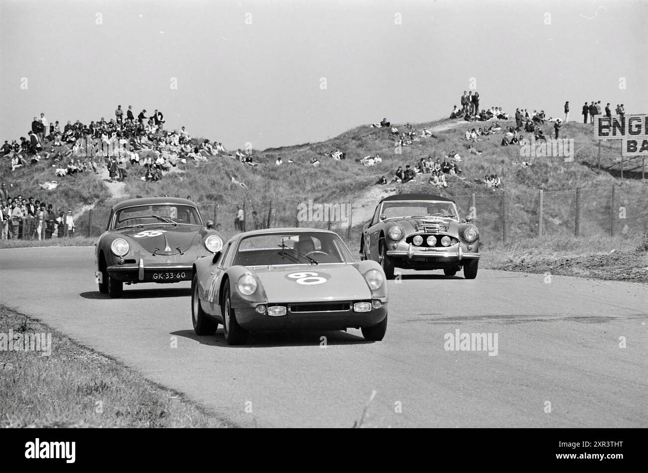 Autorennen auf der Rennstrecke von Zandvoort, Zandvoort, Whizgle Dutch News: Historische Bilder für die Zukunft. Erkunden Sie die Vergangenheit der Niederlande mit modernen Perspektiven durch Bilder von niederländischen Agenturen. Verbinden der Ereignisse von gestern mit den Erkenntnissen von morgen. Begeben Sie sich auf eine zeitlose Reise mit Geschichten, die unsere Zukunft prägen. Stockfoto