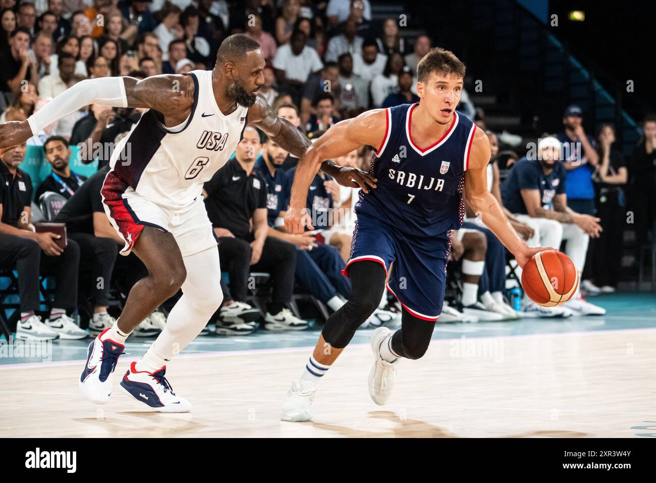 Bogdan Bogdanovic ( 7 - Serbien) und LeBron James ( 6 - USA), Basketball, Men&#39;s Semifinale zwischen den Vereinigten Staaten und Serbien während der Olympischen Spiele Paris 2024 am 8. August 2024 in der Bercy Arena in Paris, Frankreich Stockfoto