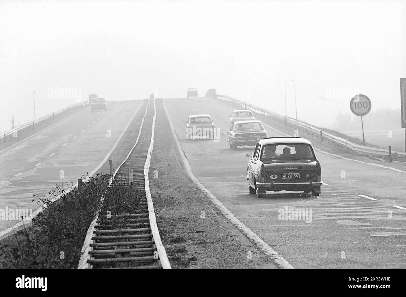 Bericht Rijksweg 4 (jetzt A4), Straßen, Straßenbau, Straßenpflanzung, Bericht, 12-10-1970, Whizgle Dutch News: Historical Images Tailored for the Future. Erkunden Sie die Vergangenheit der Niederlande mit modernen Perspektiven durch Bilder von niederländischen Agenturen. Verbinden der Ereignisse von gestern mit den Erkenntnissen von morgen. Begeben Sie sich auf eine zeitlose Reise mit Geschichten, die unsere Zukunft prägen. Stockfoto