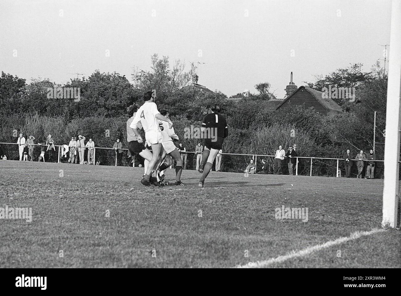 Football Match, 00-00-1972, Whizgle Dutch News: Historische Bilder für die Zukunft. Erkunden Sie die Vergangenheit der Niederlande mit modernen Perspektiven durch Bilder von niederländischen Agenturen. Verbinden der Ereignisse von gestern mit den Erkenntnissen von morgen. Begeben Sie sich auf eine zeitlose Reise mit Geschichten, die unsere Zukunft prägen. Stockfoto