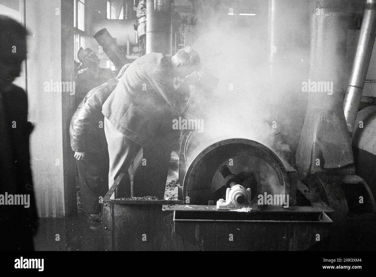 Feuer, Kakaobrenner im Feuer, brennen, Feuerwehr, 08-01-1963, Whizgle Dutch News: Historische Bilder zugeschnitten auf die Zukunft. Erkunden Sie die Vergangenheit der Niederlande mit modernen Perspektiven durch Bilder von niederländischen Agenturen. Verbinden der Ereignisse von gestern mit den Erkenntnissen von morgen. Begeben Sie sich auf eine zeitlose Reise mit Geschichten, die unsere Zukunft prägen. Stockfoto