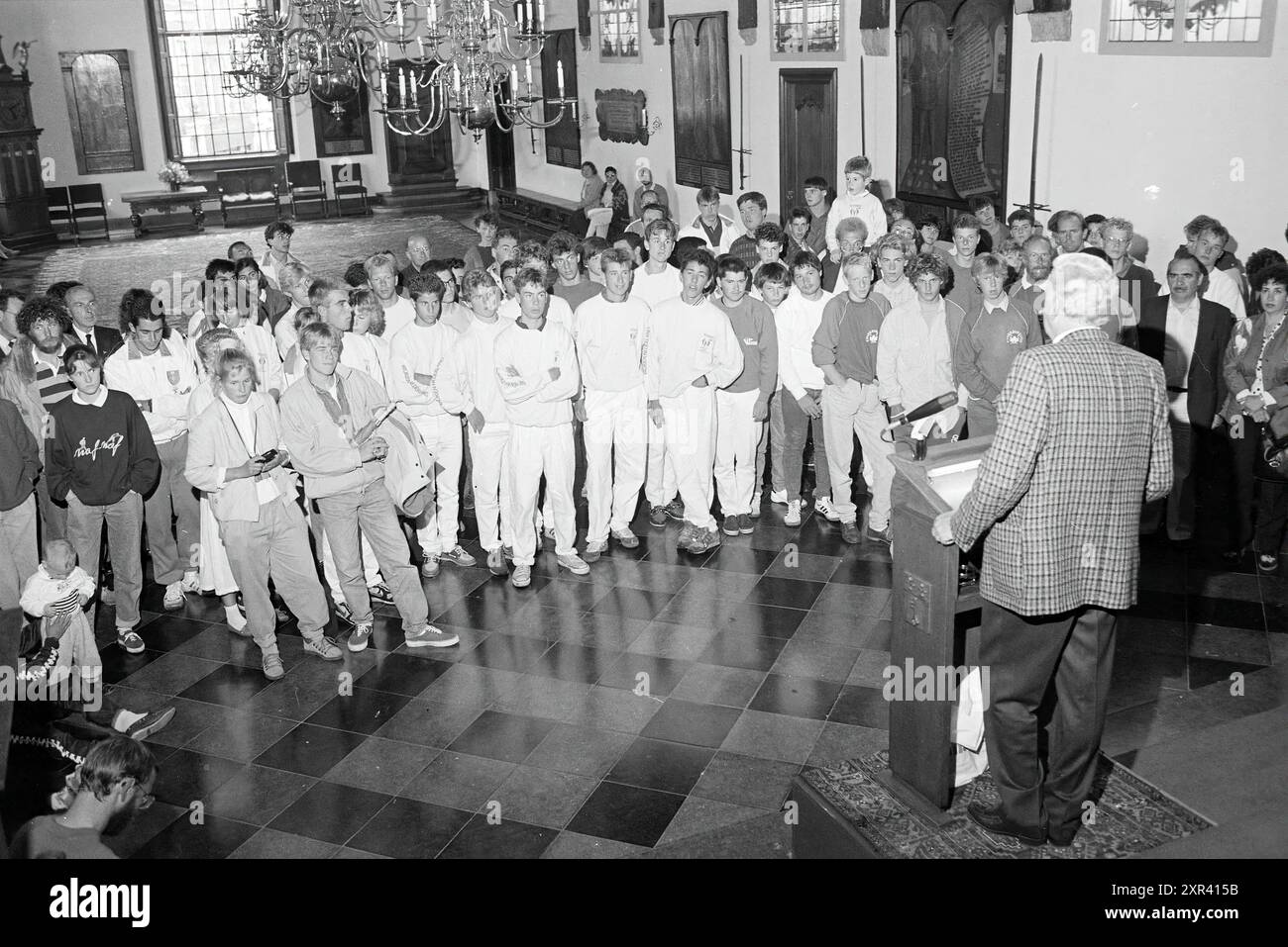 Empfang einer großen Gruppe junger Seeleute in Gravenzaal, Rathaus Haarlem, Haarlem, Niederlande, 03-08-1987, Whizgle Dutch News: historische Bilder für die Zukunft. Erkunden Sie die Vergangenheit der Niederlande mit modernen Perspektiven durch Bilder von niederländischen Agenturen. Verbinden der Ereignisse von gestern mit den Erkenntnissen von morgen. Begeben Sie sich auf eine zeitlose Reise mit Geschichten, die unsere Zukunft prägen. Stockfoto