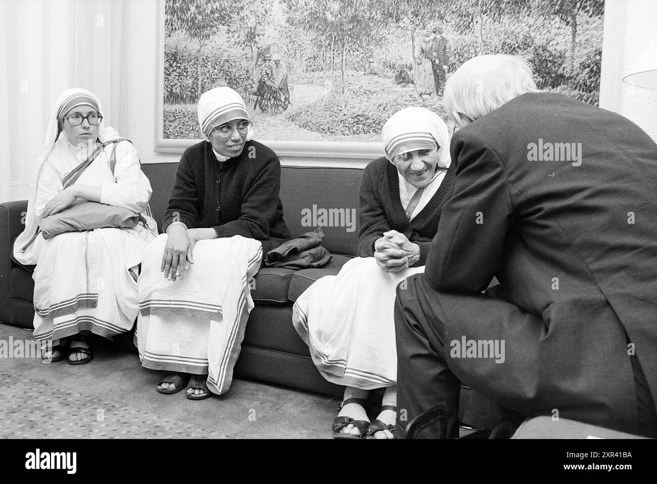 Schwester Theresa zusammen mit Bischof Bomers in Schiphol, römisch-katholische Kirche, 21.-09-1987, Whizgle Dutch News: Historical Images Tailored for the Future. Erkunden Sie die Vergangenheit der Niederlande mit modernen Perspektiven durch Bilder von niederländischen Agenturen. Verbinden der Ereignisse von gestern mit den Erkenntnissen von morgen. Begeben Sie sich auf eine zeitlose Reise mit Geschichten, die unsere Zukunft prägen. Stockfoto