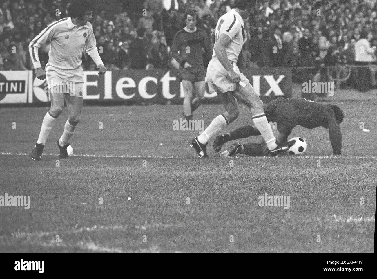 Football Amsterdam 701, Anderlecht - Leeds United, Football, 06-08-1976, Whizgle Dutch News: Historical Images Tailored for the Future. Erkunden Sie die Vergangenheit der Niederlande mit modernen Perspektiven durch Bilder von niederländischen Agenturen. Verbinden der Ereignisse von gestern mit den Erkenntnissen von morgen. Begeben Sie sich auf eine zeitlose Reise mit Geschichten, die unsere Zukunft prägen. Stockfoto