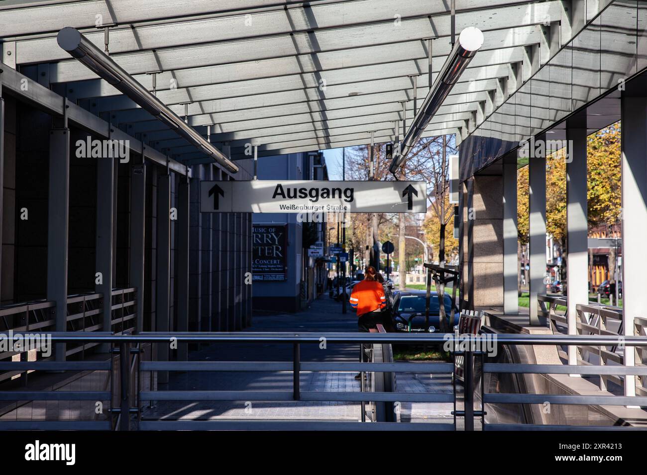 Bild eines Schildes mit Hinweis auf einen Bahnhof des U-Bahn-Netzes Dortmund, Stadtbahn Dortmund. Die Dortmunder Stadtbahn ist ein Stadtbahnsystem im Stadtverkehr Stockfoto