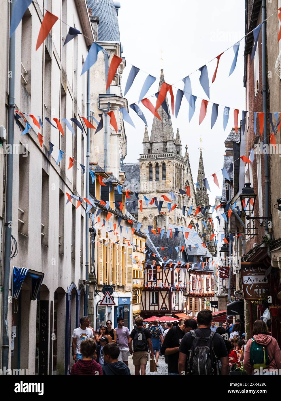 Vannes, Frankreich: 6. August 2024: Historische Hauptstraße in der Stadt Vannes in der französischen Bretagne Stockfoto