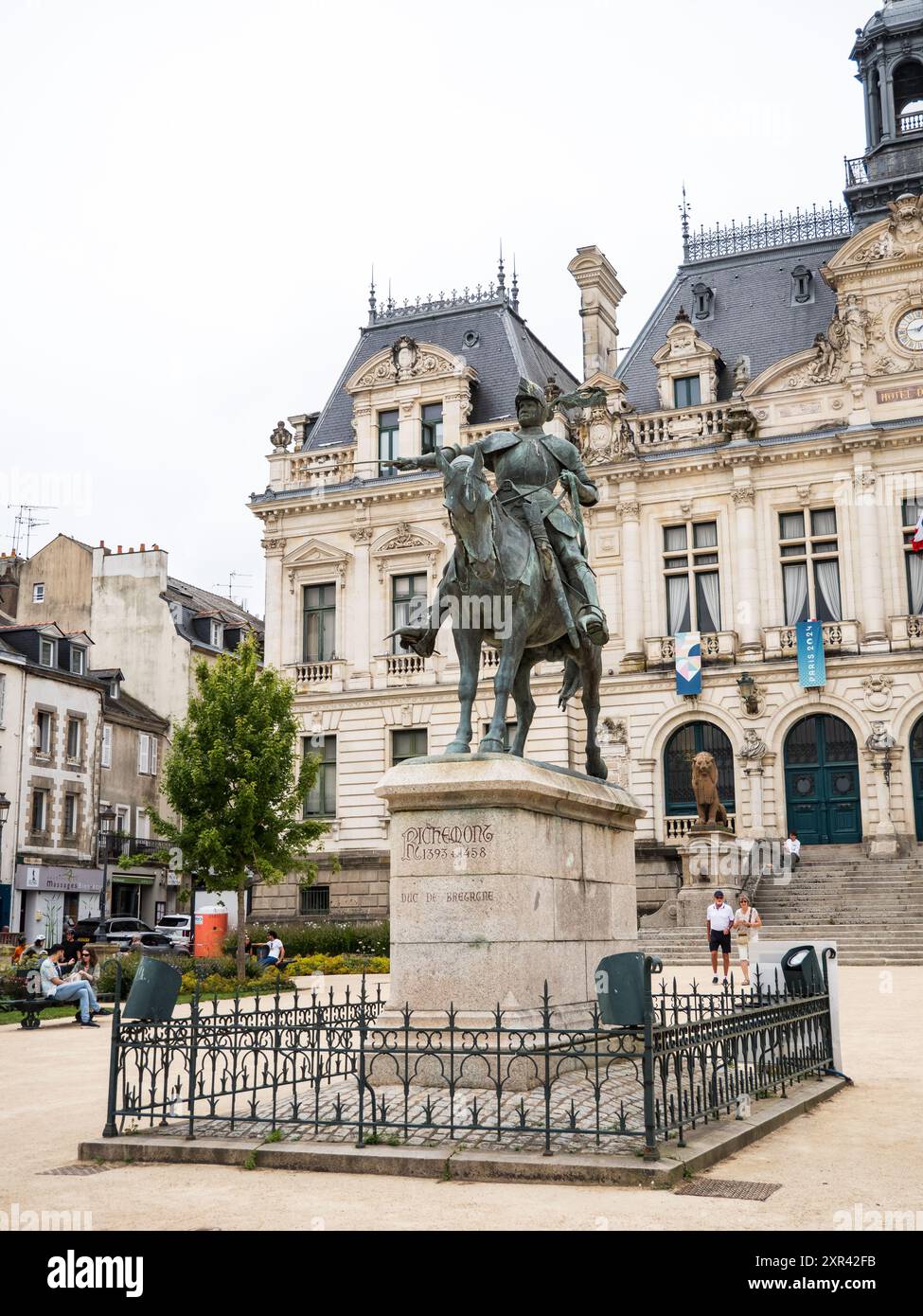 Vannes, Frankreich: 6. August 2024: Richemont-Statue am Place de la Republique, Stadt Vannes, französische Bretagne Stockfoto