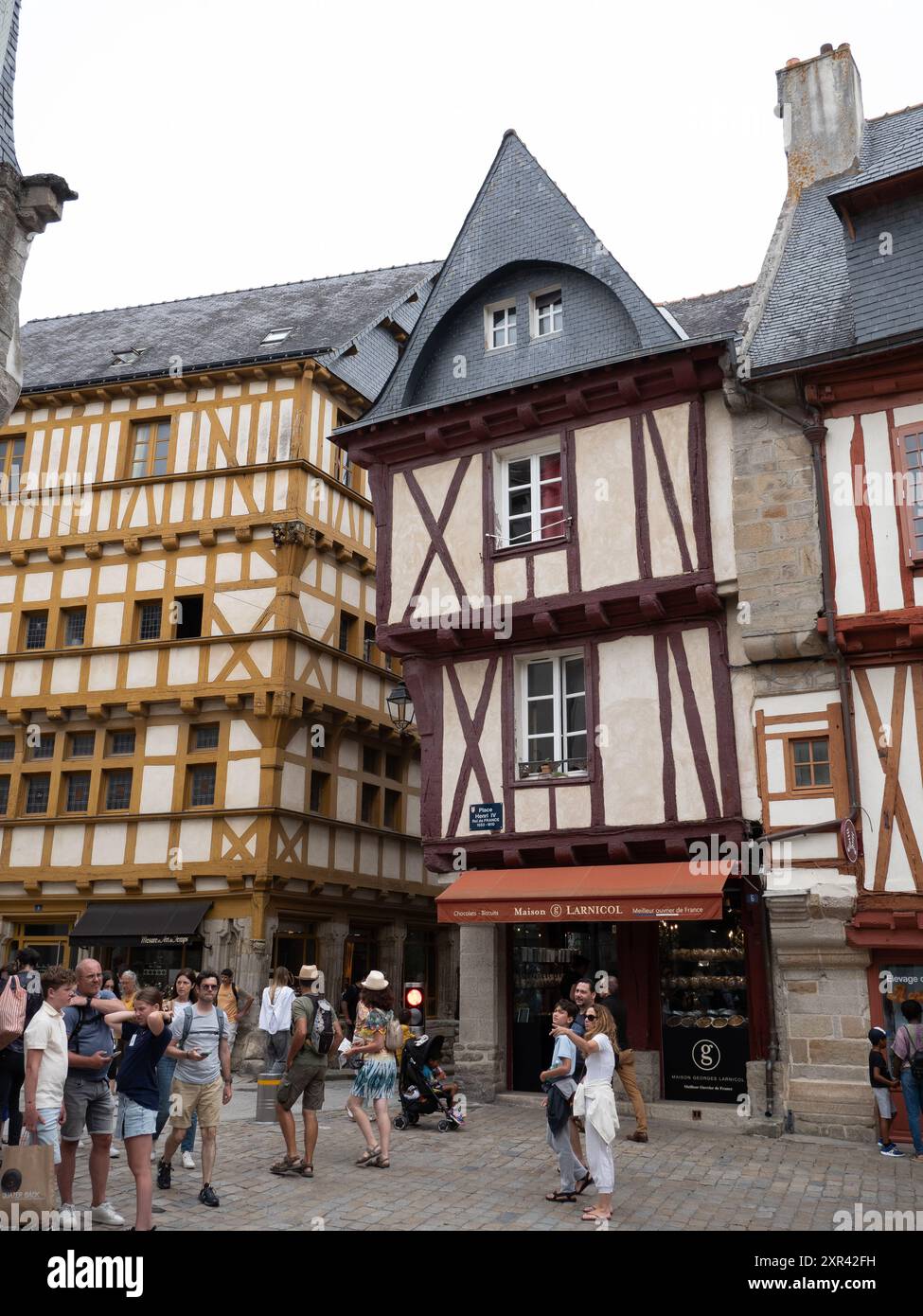 Vannes, Frankreich: 6. August 2024: Fassaden in den Altstadtstraßen von Vannes, Französisch-Bretagne, Frankreich Stockfoto