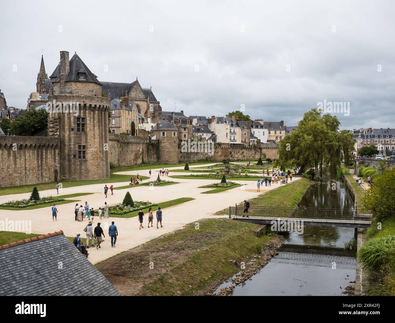 Vannes, Frankreich: 6. August 2024: Mauern und Gärten der Stadt Vannes in der französischen Bretagne Stockfoto